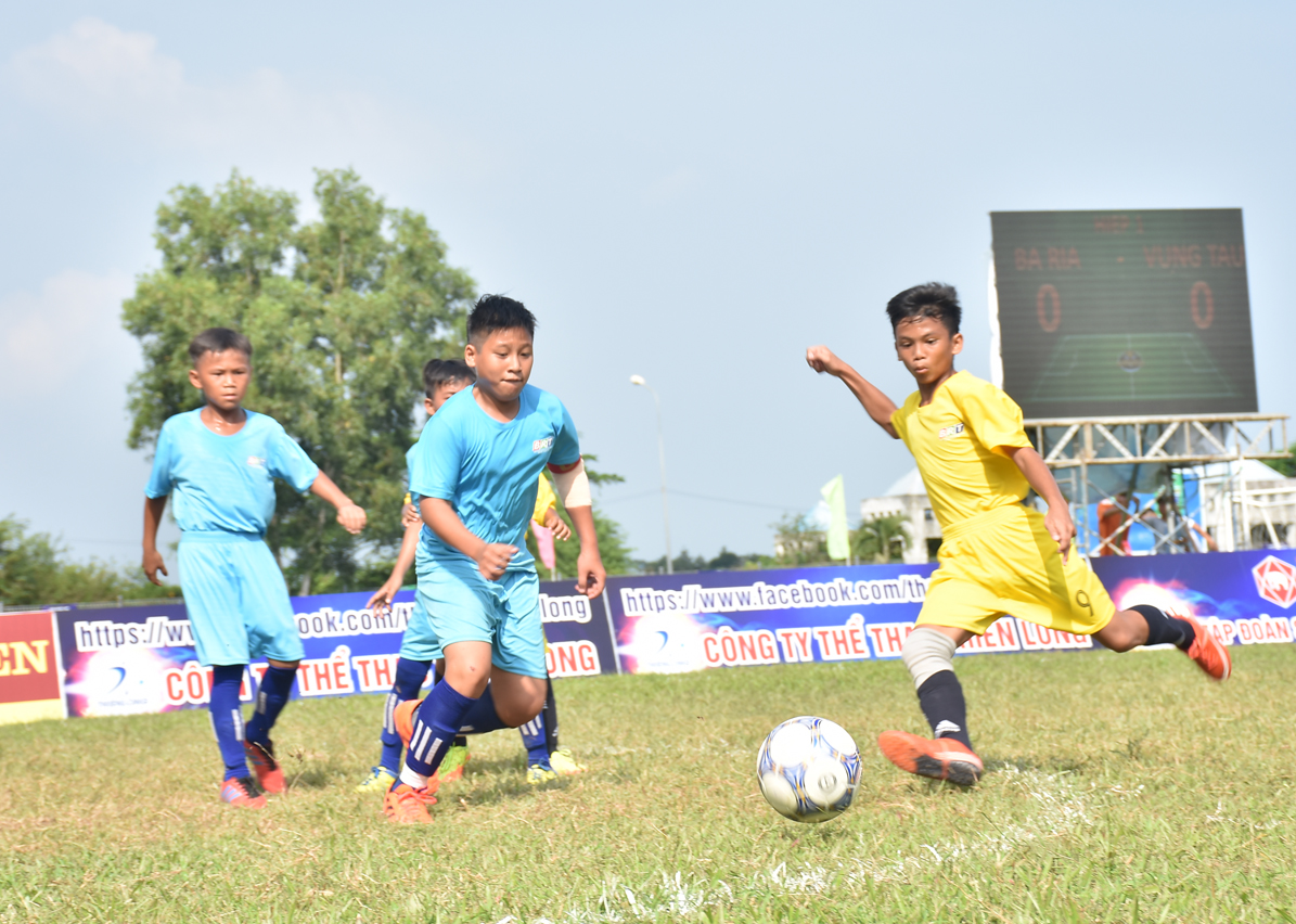 Cầu thủ Lê Vũ Thái (U11 TP. Vũng Tàu, bìa phải) một trong những tài năng xuất sắc được phát hiện tại Giải bóng đá thiếu niên nhi đồng - Cúp truyền hình BRT năm 2019.