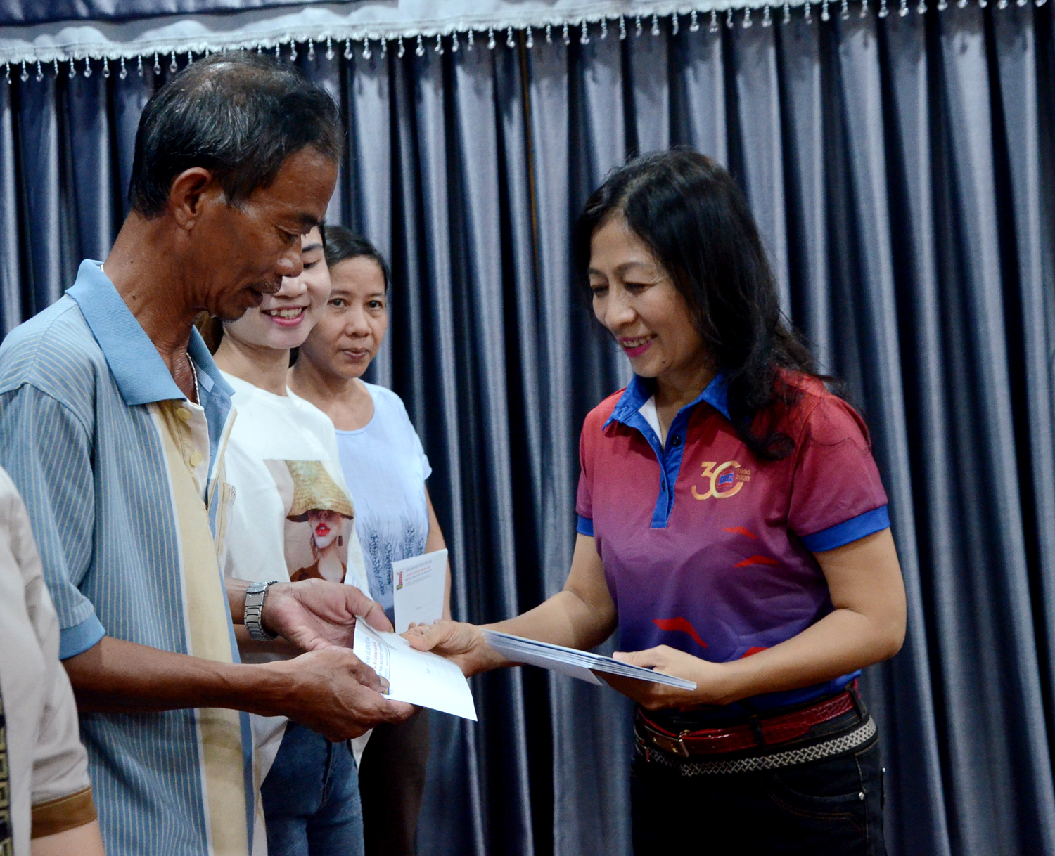 Bà Phan Thị Mai Hương, Chủ tịch Công đoàn DIC Group trao tiền hỗ trợ cho người lao động, đoàn viên công đoàn DIC Group.