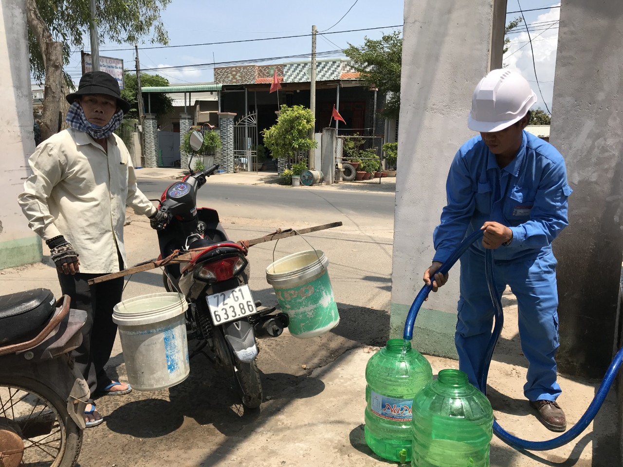 Người dân xã Bình Châu mang can nhựa đến lấy nước sạch về dùng 