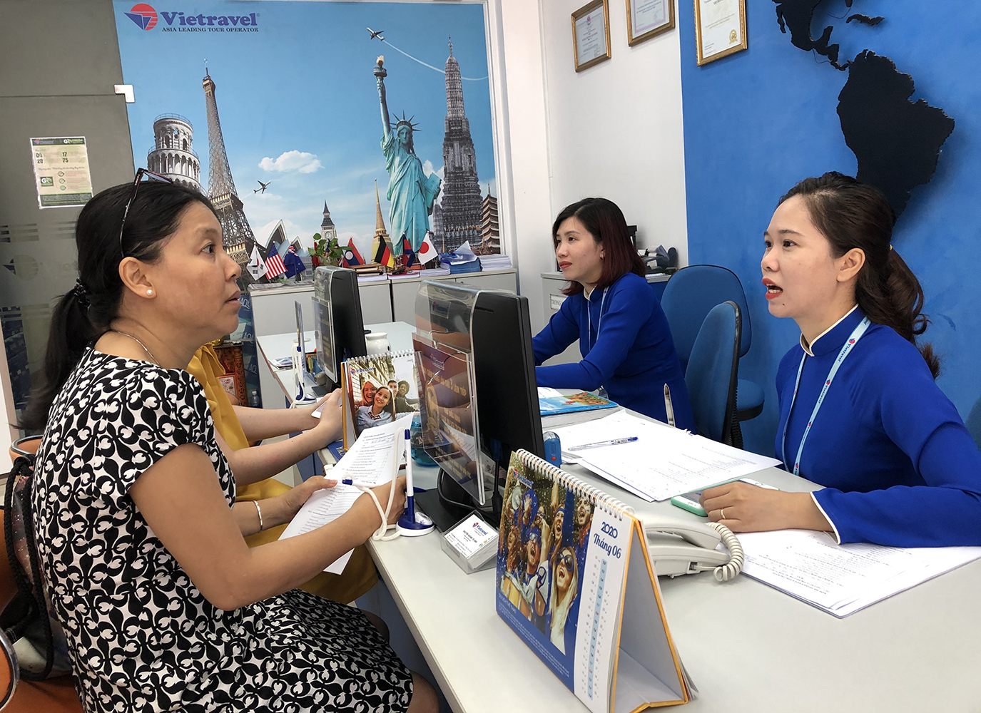 Chị Trần Thị Ngọc Tài (phường 3, TP.Vũng Tàu) tìm hiểu tour tại Vietravel  chi nhánh Vũng Tàu. 