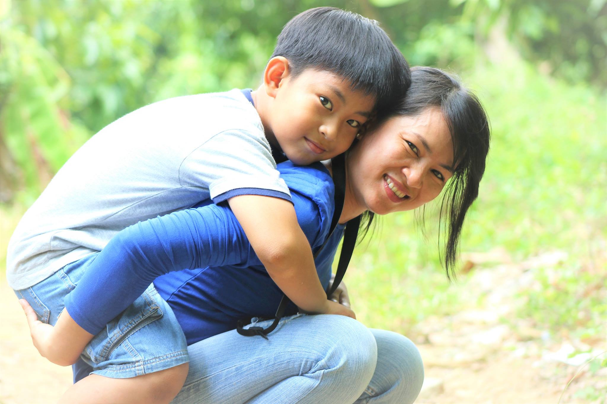 Mối liên kết chặt chẽ với người mẹ mang lại cho đứa trẻ cảm giác an toàn. Ảnh: HỒNG THẮM