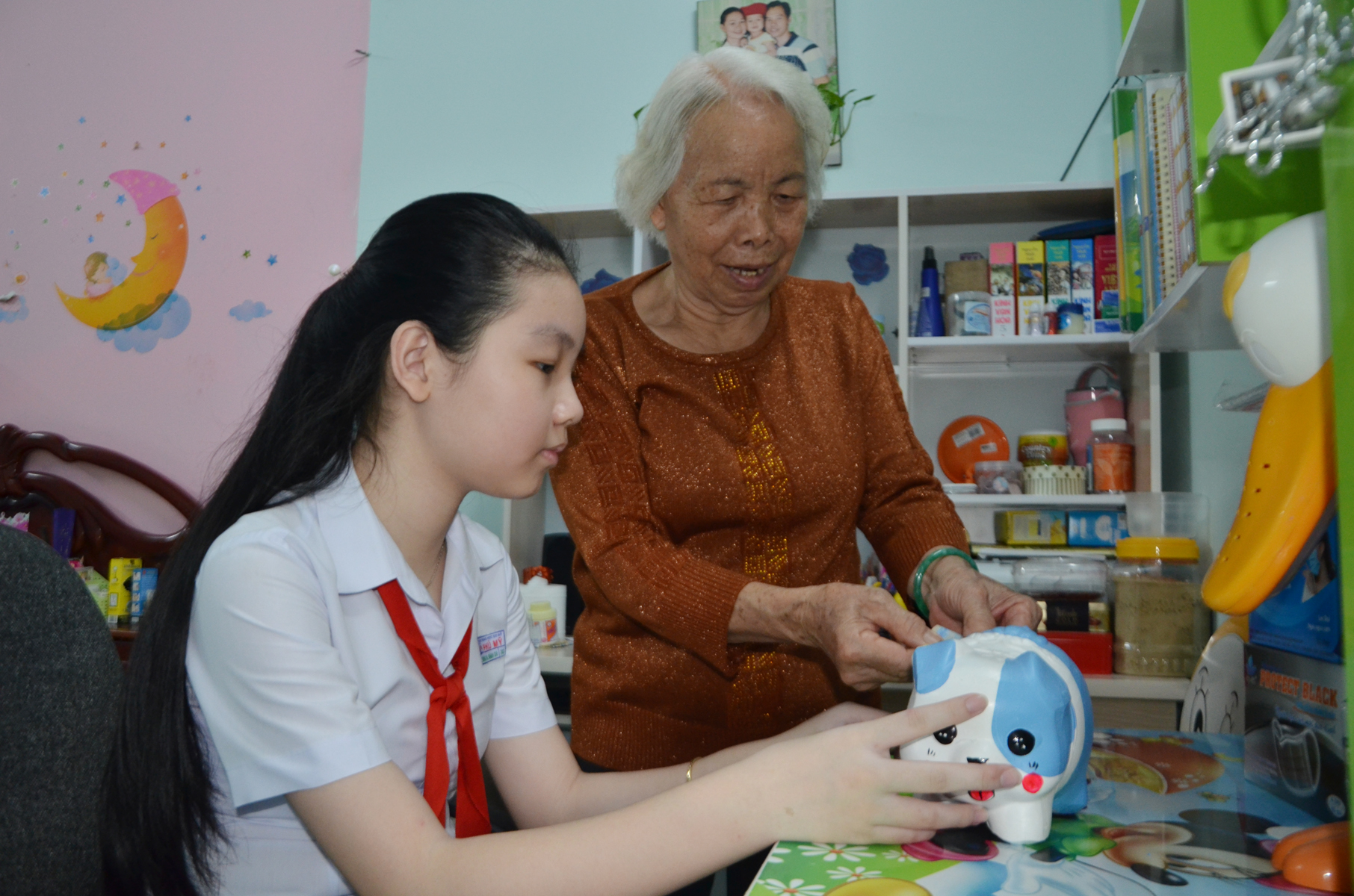 Dương Nguyễn Khánh Chi để dành tiền vào heo đất để ủng hộ  các hoạt động từ thiện.