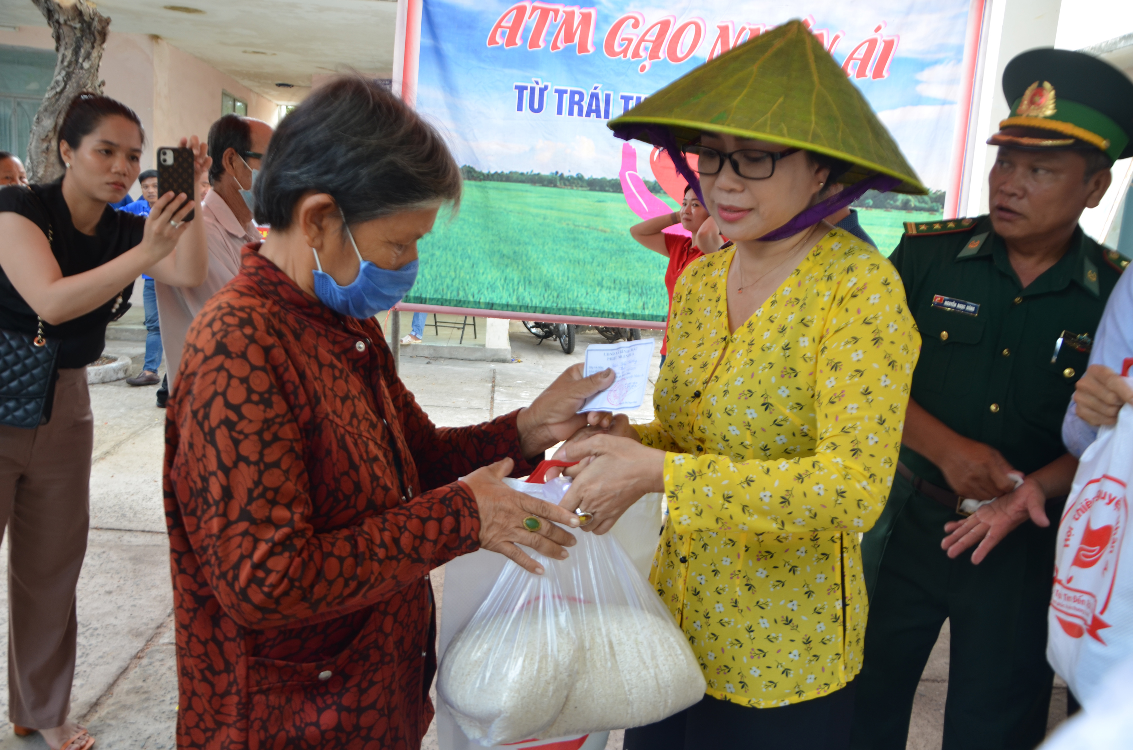 Bà Lê Thị Trang Đài, Chủ tịch UBND huyện Xuyên Mộc, thành viên Hội từ thiện Nhân Ái tặng quà cho người nghèo xã Bình Châu. Ảnh: MINH THANH