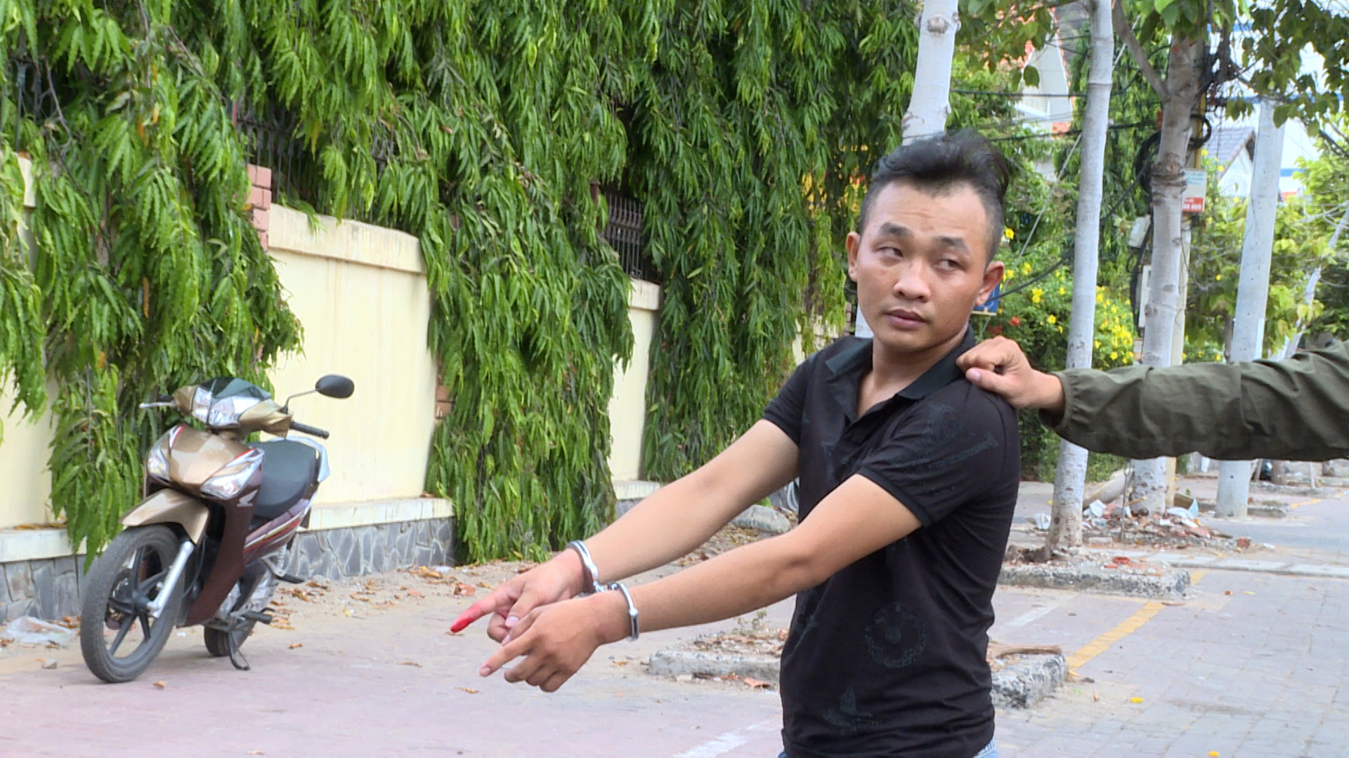  Đối tượng Đinh Nhất Cần tại hiện trường vụ án