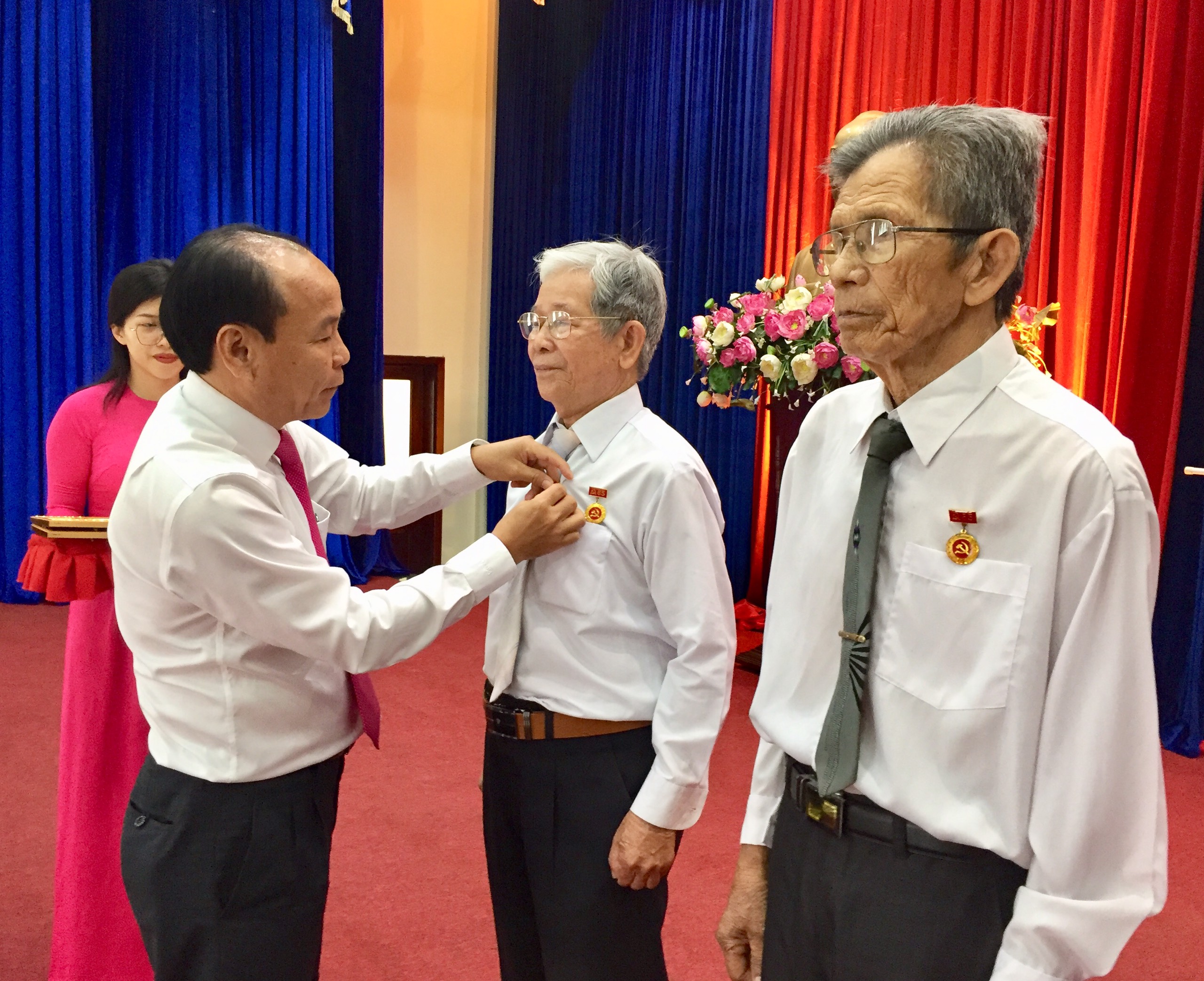 ông Nguyễn Văn Việt, Phó Bí thư Huyện ủy Châu Đức trao trao Huy hiệu 70 năm tuổi Đảng cho 2 đảng viên: Hoàng Văn Lệ và Bùi Hồng Huy (cùng thuộc Chi bộ thôn Hoàng Long, Đảng bộ xã Kim Long)