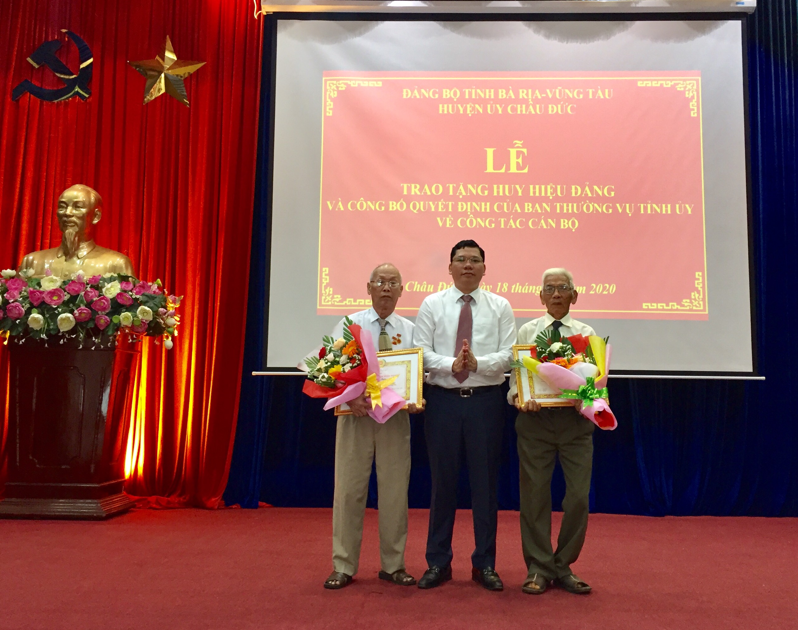 ông Hoàng Nguyên Dinh, Chủ tịch UBND huyện Châu Đức trao Huy hiệu 60 năm tuổi Đảng cho 2 đảng viên: Trần Đức Vĩnh và Tạ Quang Thậm (cùng thuộc Chi bộ thôn Xuân Tân, Đảng bộ xã Xuân Sơn)