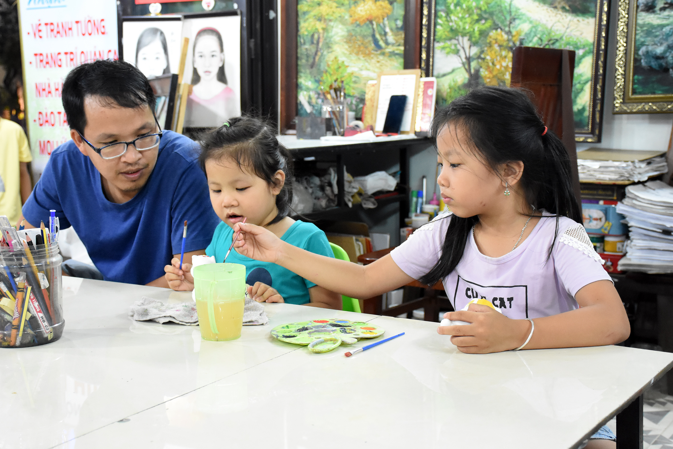  Em Trần Thị Phương Liên cùng bố và chị gái trải nghiệm cuối tuần thú vị tại Đường sách Vũng Tàu.  