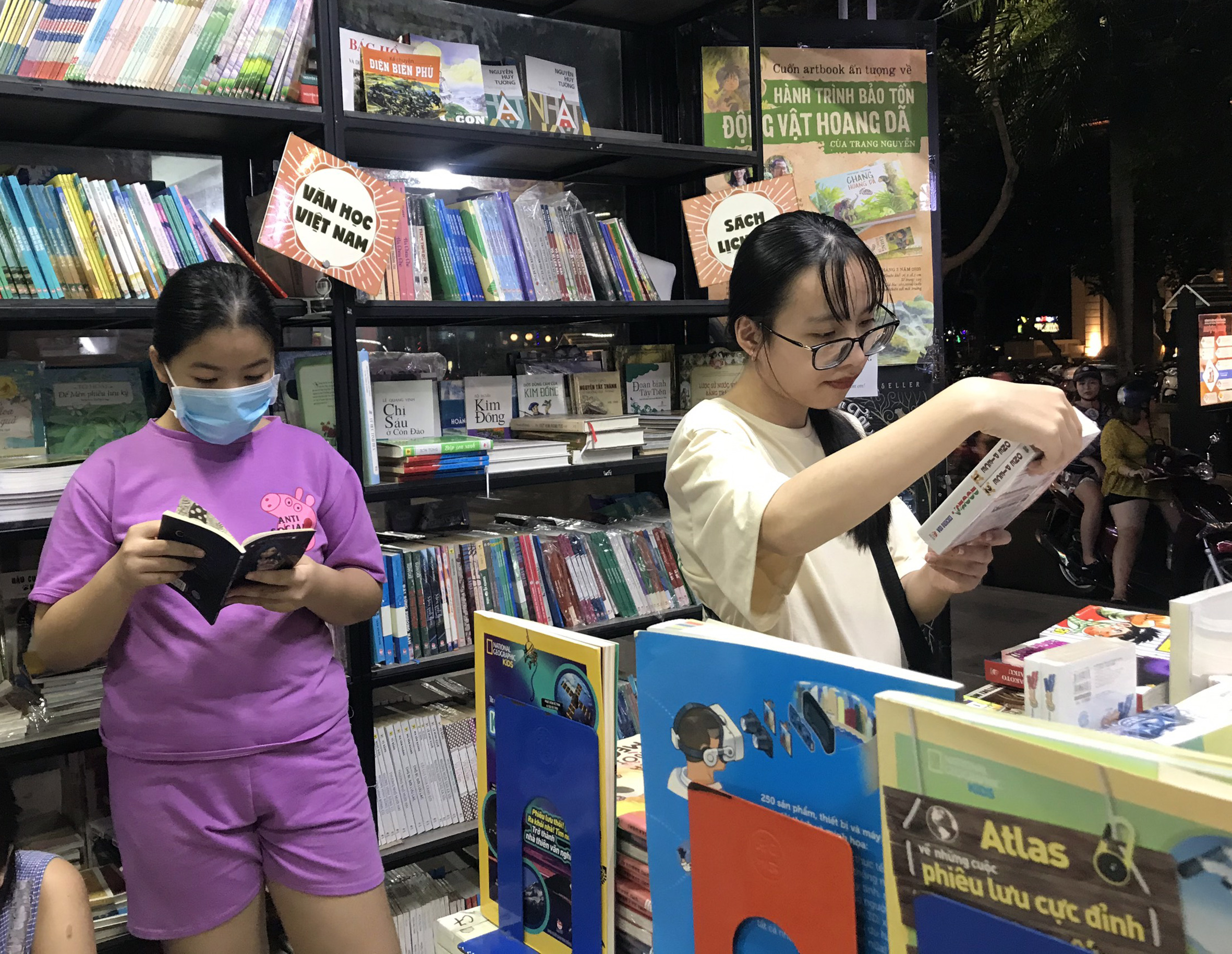 Cuối tuần, đến đường sách để đọc, tìm hiểu tri thức mới đã trở thành niềm vui của nhiều bạn nhỏ tại TP. Vũng Tàu trong thời gian qua.