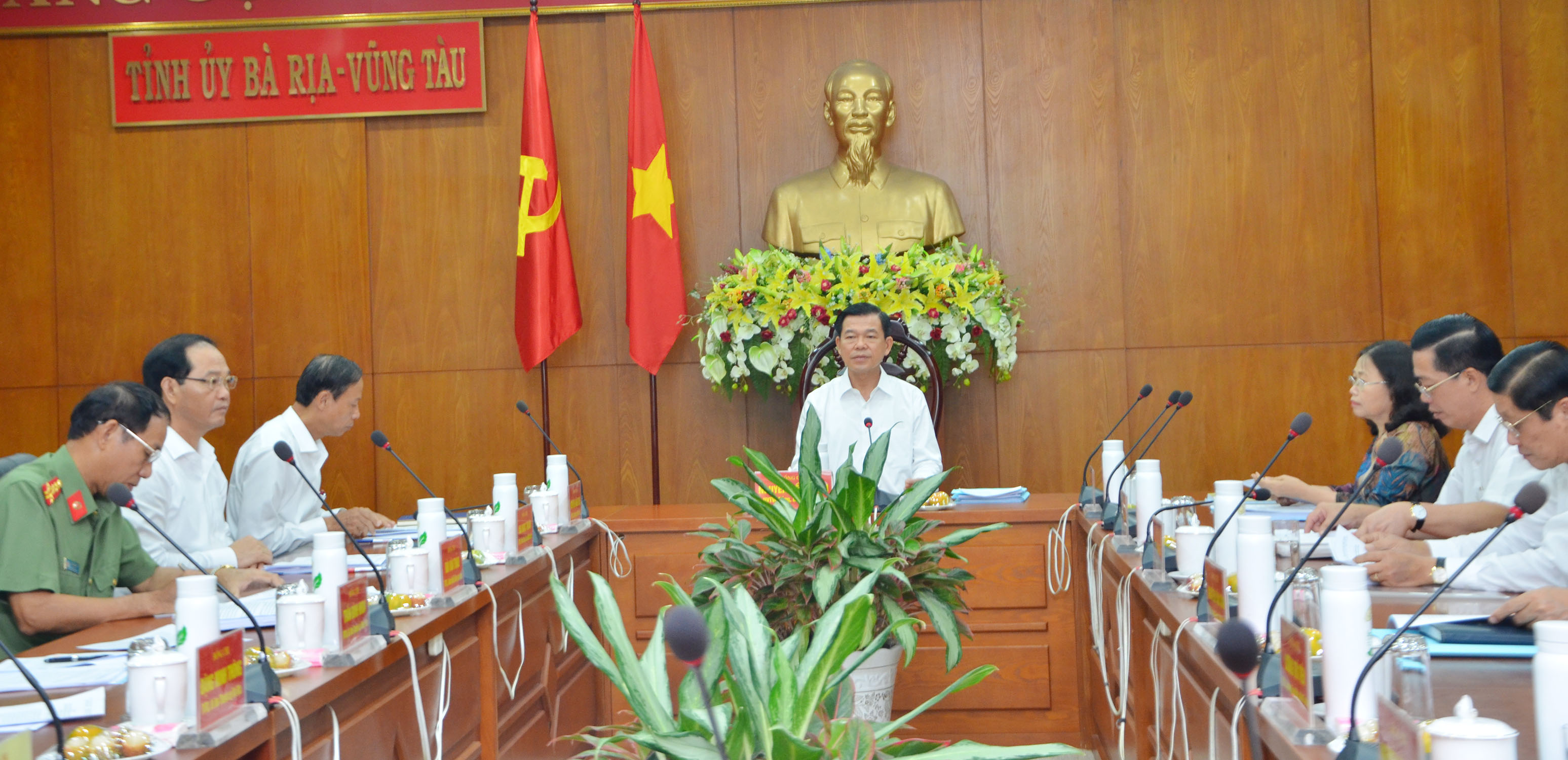 Ông Nguyễn Hồng Lĩnh, Ủy viên Trung ương Đảng, Bí thư Tỉnh ủy, Chủ tịch HĐND tỉnh chủ trì cuộc họp.