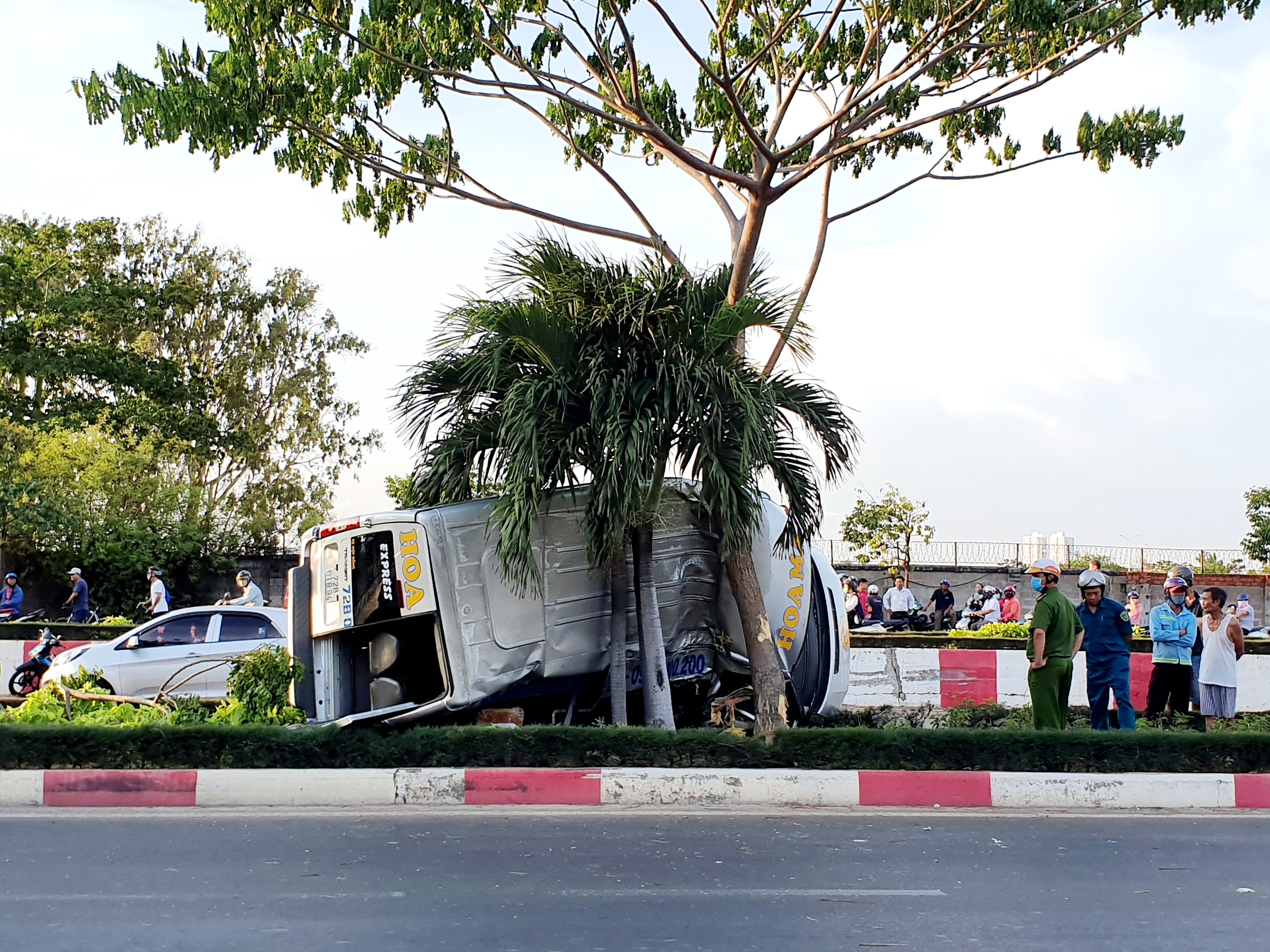 Xe khách Hoa Mai lật ngữa bụng trên dải phân cách