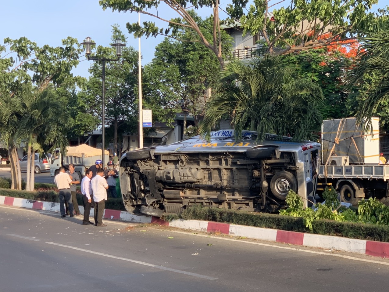 Xe khách Hoa Mai lật ngửa bụng trên dải phân cách