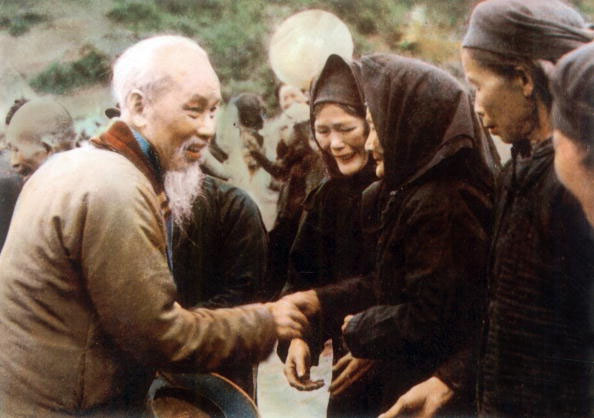 Chủ tịch Hồ Chí Minh thăm người dân ở Pác-Bó, Cao Bằng, năm 1961. (Ảnh tư liệu)  