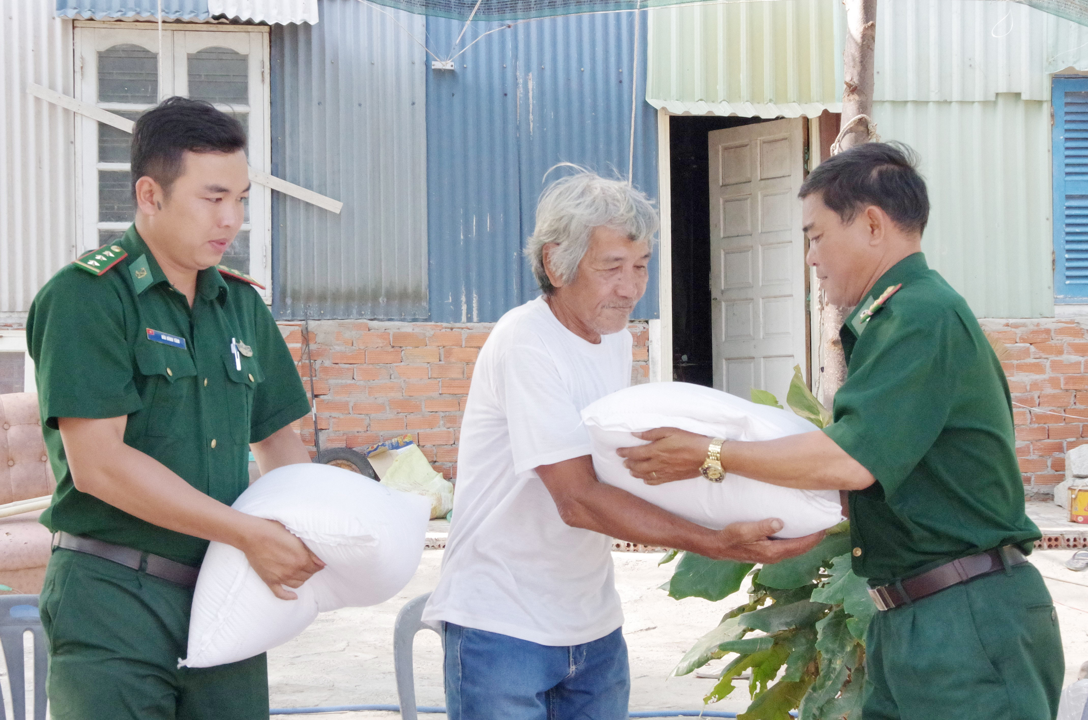 Cán bộ, chiến sĩ Bộ Chỉ huy BĐBP tỉnh tặng gạo cho người nghèo  Phường 12, TP.Vũng Tàu.