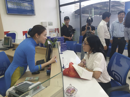 Khách hàng giao dịch trong ngày đầu  khai trương Phòng giao dịch Hòa Long.
