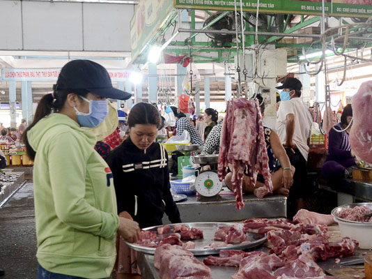 Người dân mua thịt heo tại chợ Long Điền.