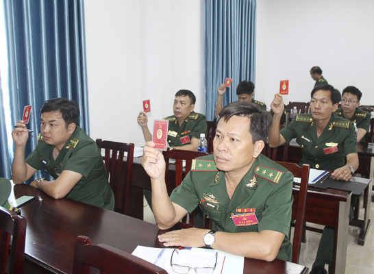 Các đại biểu biểu quyết thông qua Nghị quyết Đại hội Chi bộ  Phòng Chính trị nhiệm kỳ 2020-2025.