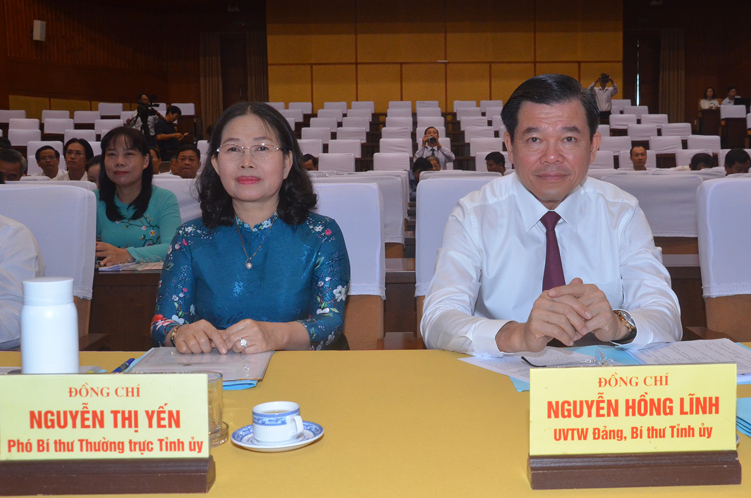 Ông Nguyễn Hồng Lĩnh, Ủy viên Trung ương Đảng, Bí thư Tỉnh ủy, Chủ tịch HĐND tỉnh; bà Nguyễn Thị Yến, Phó Bí thư Thường trực Tỉnh ủy, Trưởng Đoàn ĐBQH tỉnh tham dự hội nghị.