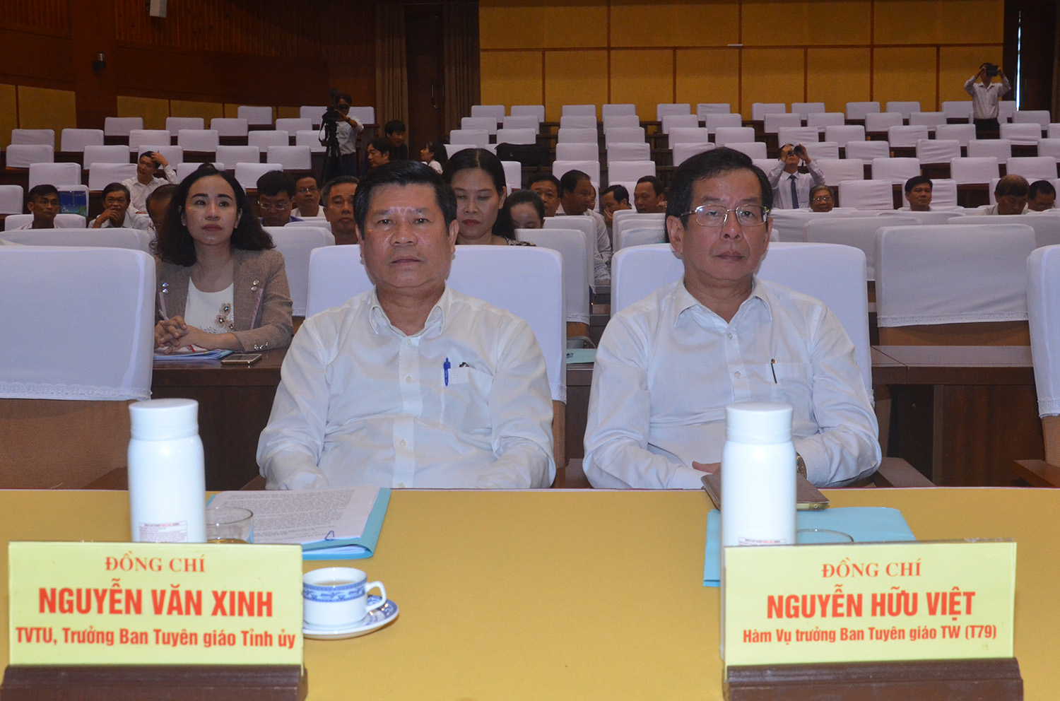 Ông Nguyễn Hữu Việt, hàm Vụ trưởng, Cơ quan thường trực Ban Tuyên giáo Trung ương tại khu vực phía Nam và ông Nguyễn Văn Xinh, Ủy viên Ban Thường vụ, Trưởng Ban Tuyên giáo Tỉnh ủy tham dự hội nghị.