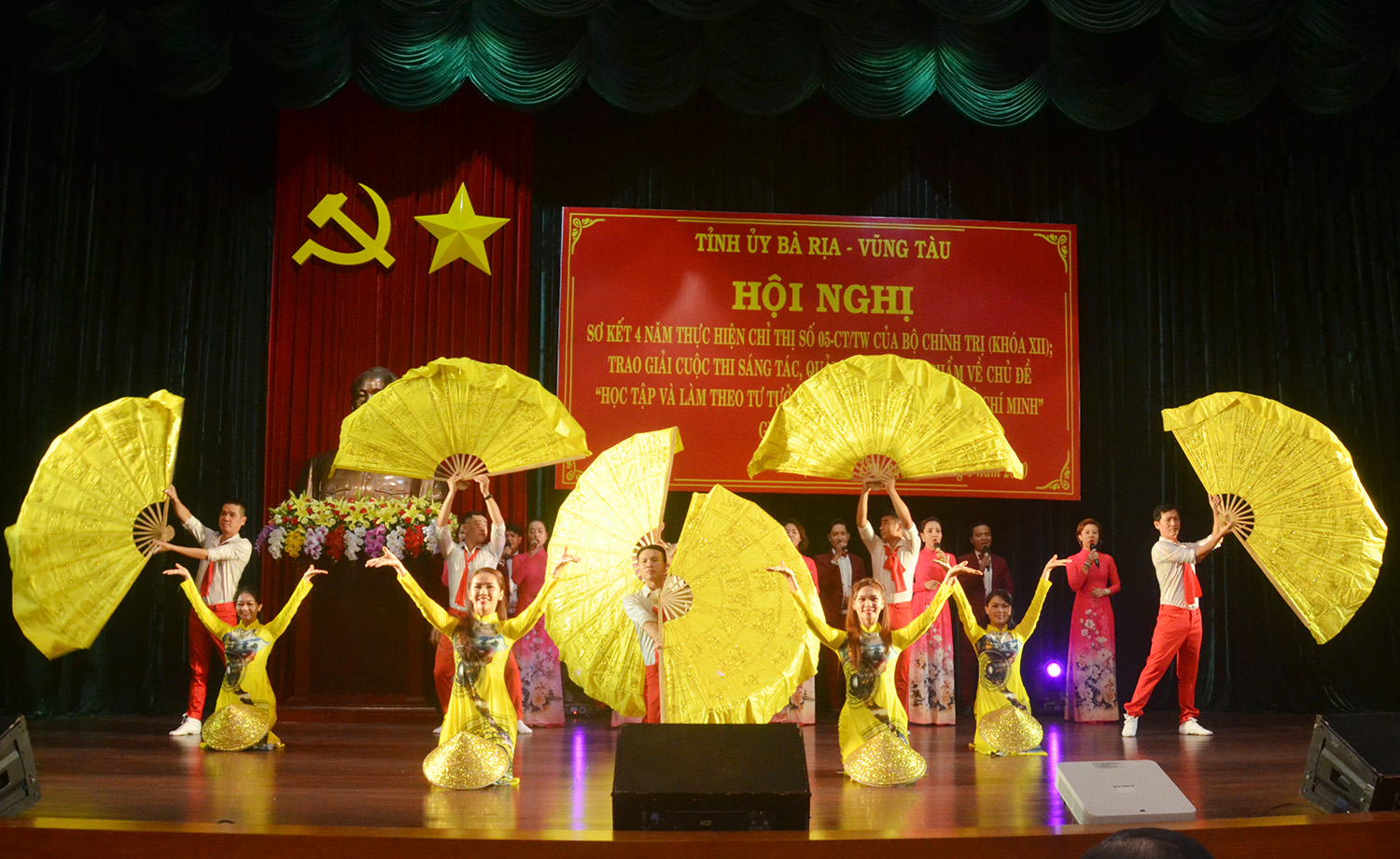  Tiết mục văn nghệ chào mừng hội nghị.