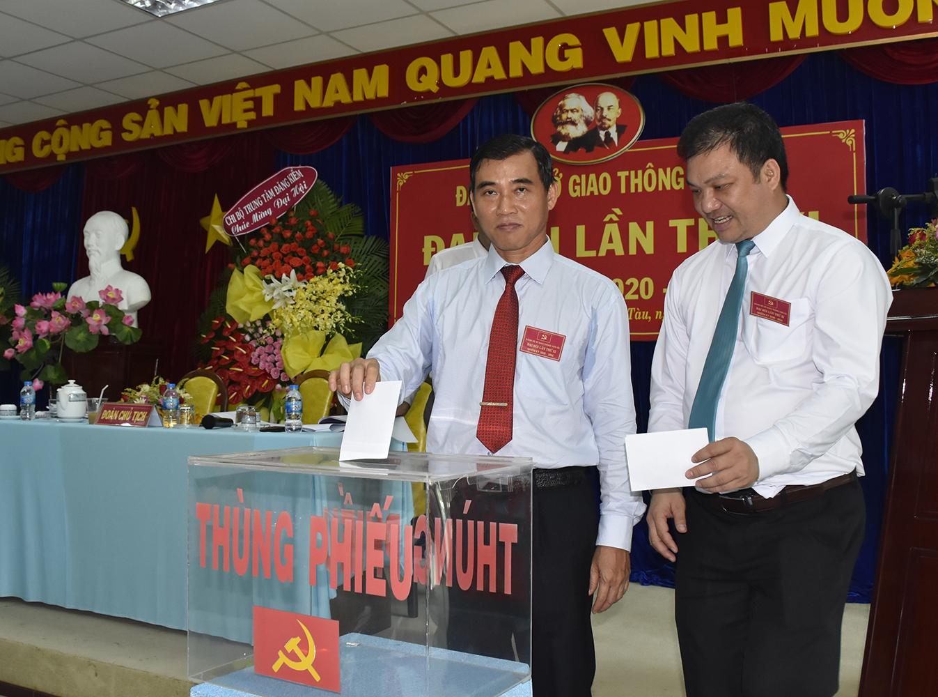 Các đại biểu bỏ phiếu bầu BCH Đảng bộ Sở GT-VT khóa XI, nhiệm kỳ 2020-2025.