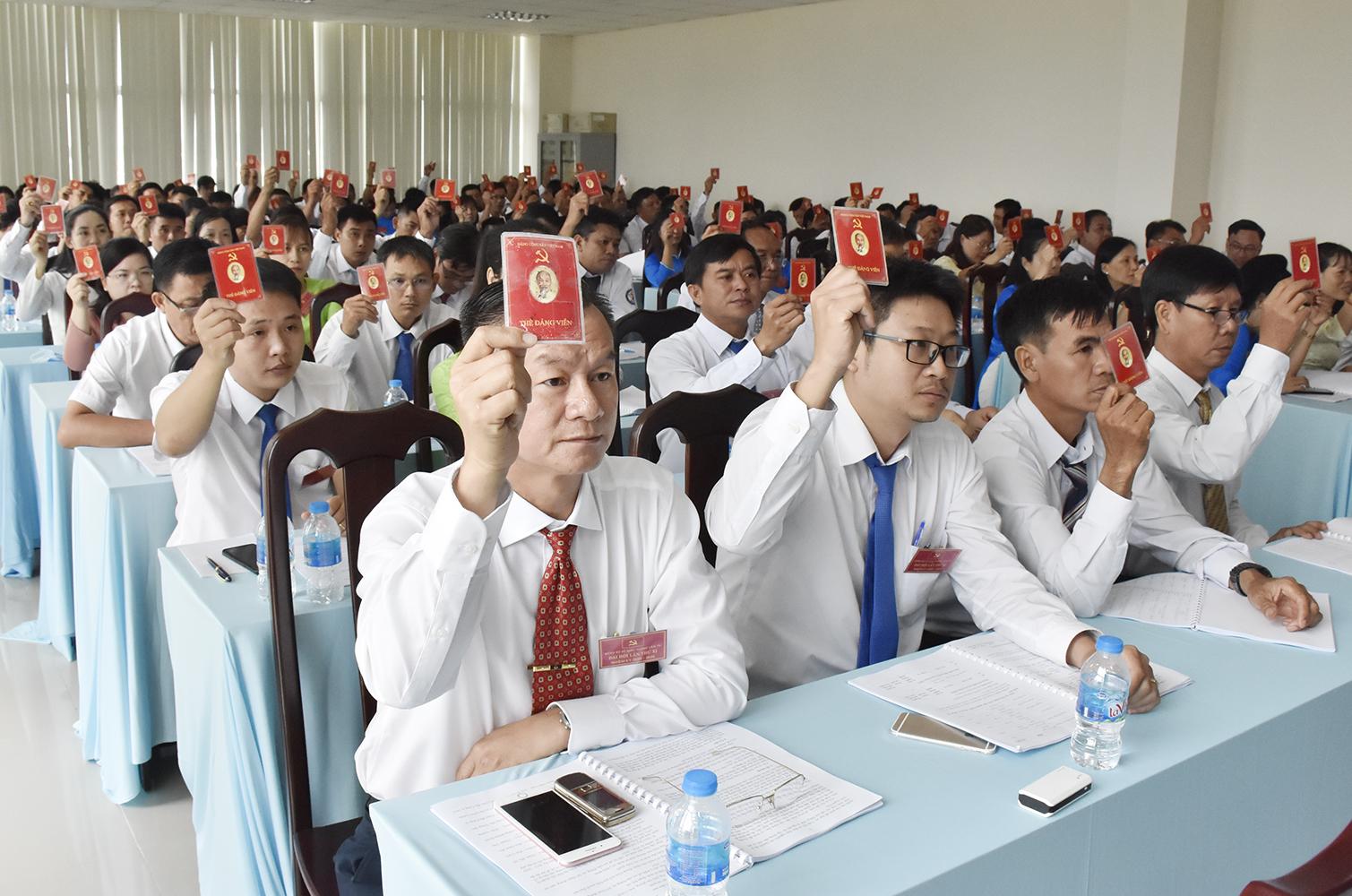  Các đại biểu biểu quyết thông qua Nghị quyết Đại hội Đảng bộ Sở GT-VT nhiệm kỳ 2020-2025.  Ra mat: BCH Đ