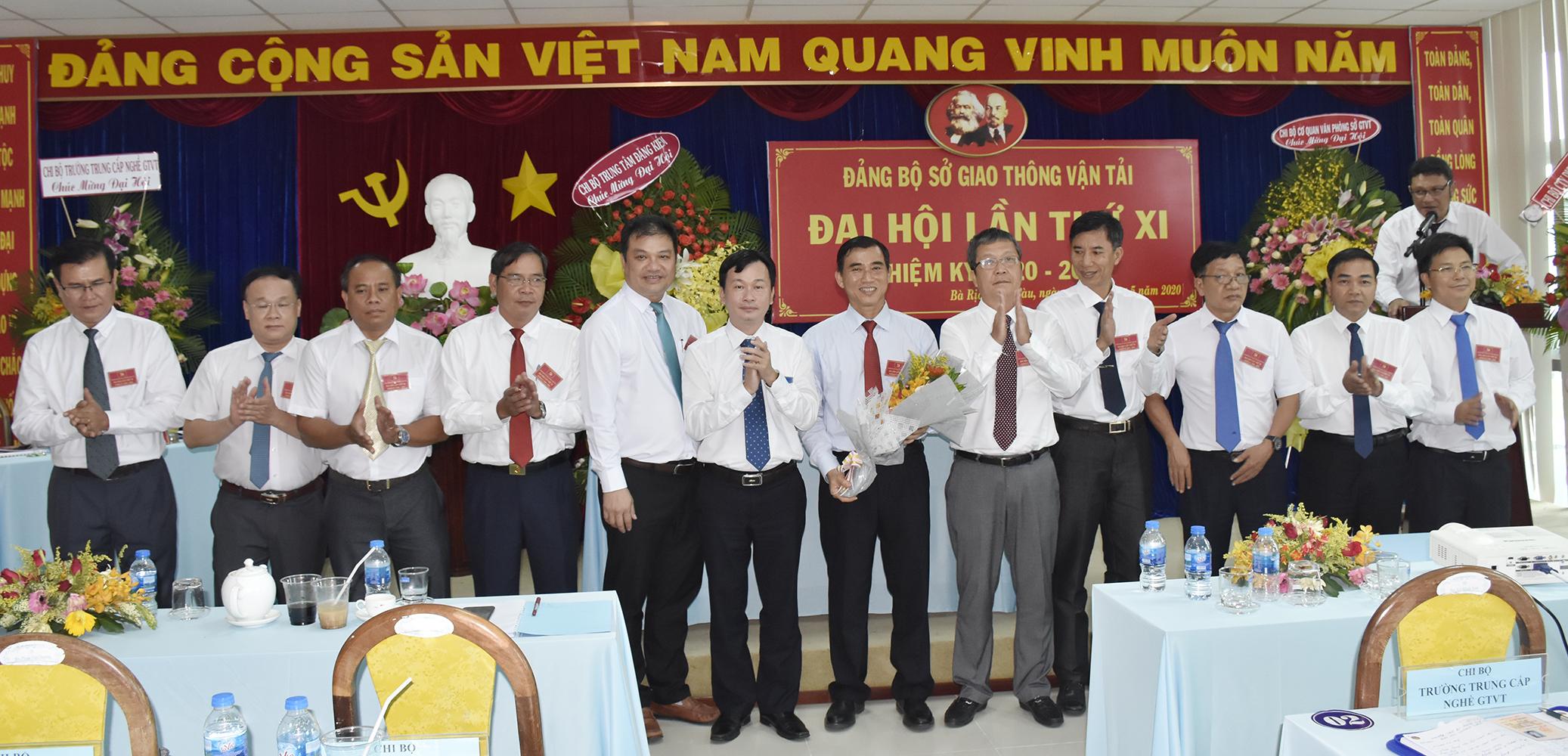  Các đại biểu biểu quyết thông qua Nghị quyết Đại hội Đảng bộ Sở GT-VT nhiệm kỳ 2020-2025.  Ra mat: BCH Đ