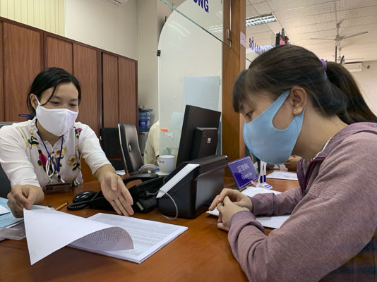 Người dân làm thủ tục hành chính tại Trung tâm phục vụ hành chính công tỉnh.