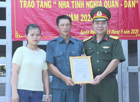 Thượng tá Trương Huy Bình, Phó Chủ nhiệm Chính trị Bộ CHQS tỉnh trao quyết định bàn giao nhà cho gia đình ông Phạm Xuân Khánh (ấp Phú Sơn, xã Hòa Hiệp, huyện Xuyên Mộc).