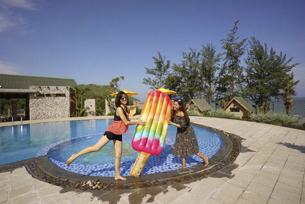 Du khách vui chơi, chụp hình tại Long Hai Channel Beach Resort. Ảnh: MINH HIỀN