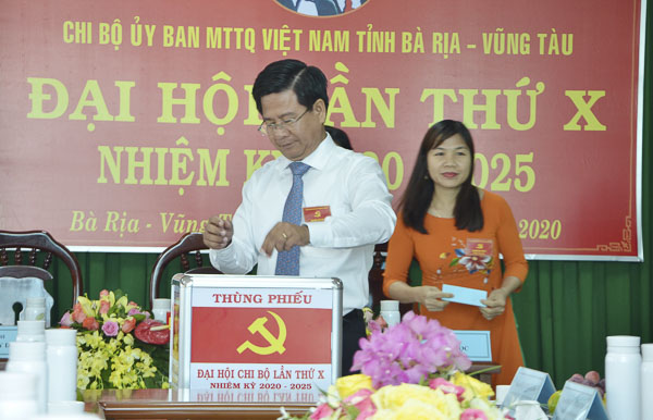Các đại biểu bỏ phiếu bầu Chi ủy Chi bộ UBMTTQVN tỉnh nhiệm kỳ 2020-2025.