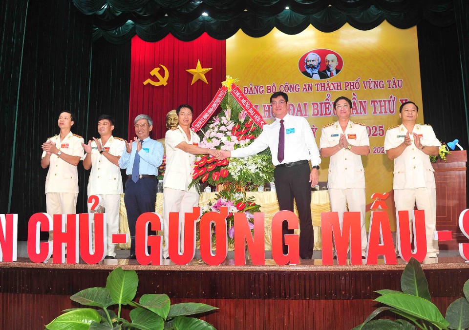 Các đồng chí: Trần Đình Khoa, Ủy viên Ban Thường vụ Tỉnh ủy, Bí thư Thành ủy; Nguyễn Lập, Chủ tịch UBND TP.Vũng Tàu tặng hoa chúc mừng Đại hội. Ảnh: HOÀNG CHƯƠNG