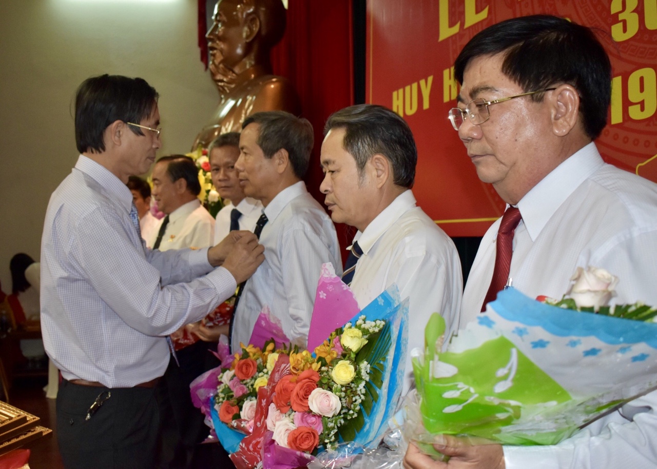 Ông Võ Minh Giang, Phó Bí thư Đảng ủy Khối Cơ quan và DN tỉnh trao Huy hiệu Đảng cho các đảng viên.