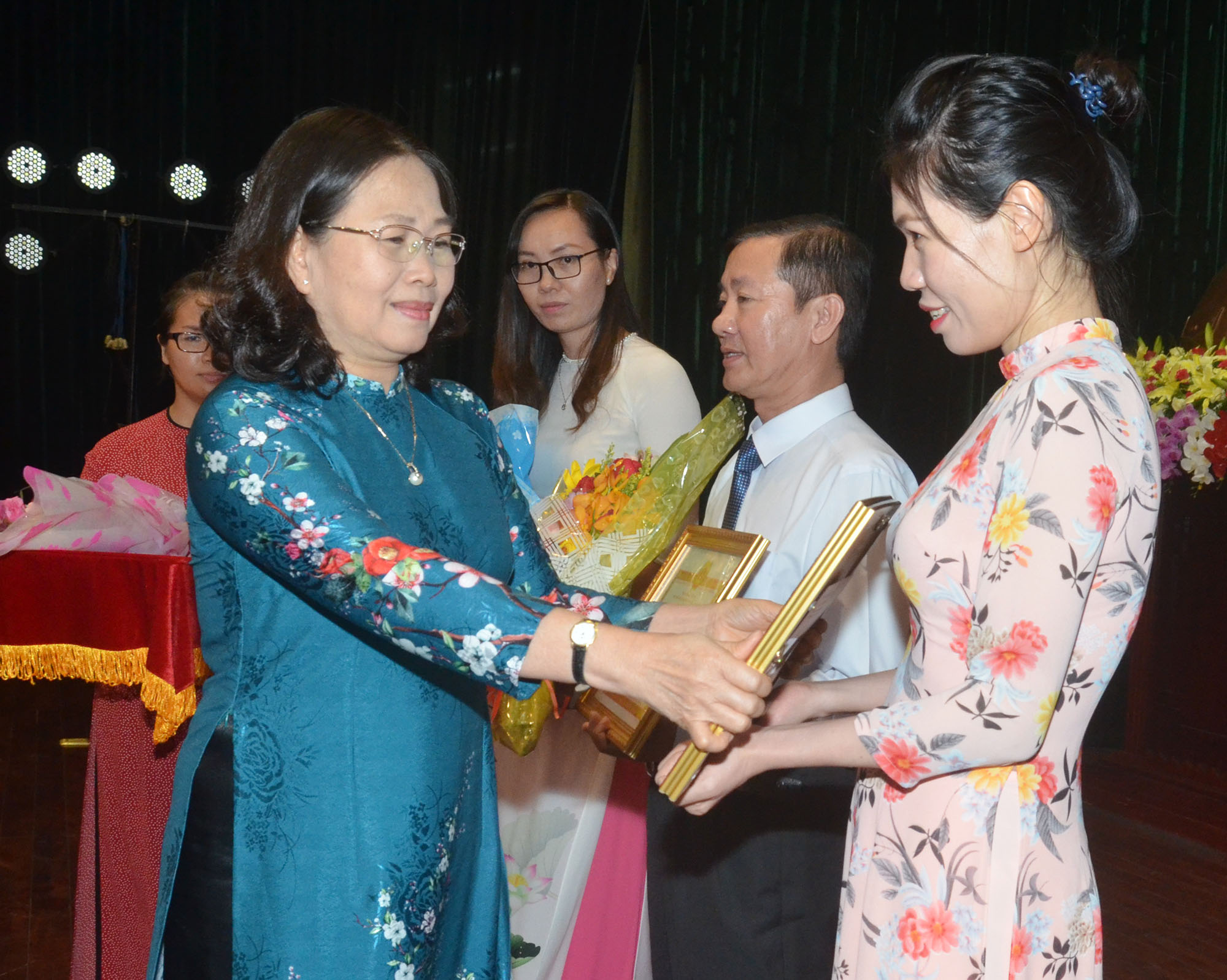 Bà Nguyễn Thị Yến, Phó Bí thư Thường trực Tỉnh ủy, Trưởng Đoàn ĐBQH tỉnh trao giải A cho các tác giả đạt giải trong cuộc thi sáng tác, quảng bá các tác phẩm văn học - nghệ thuật, báo chí về chủ đề “Học tập và làm theo tư tưởng, đạo đức, phong cách Hồ Chí Minh” tỉnh BR-VT, giai đoạn 2018-2020.