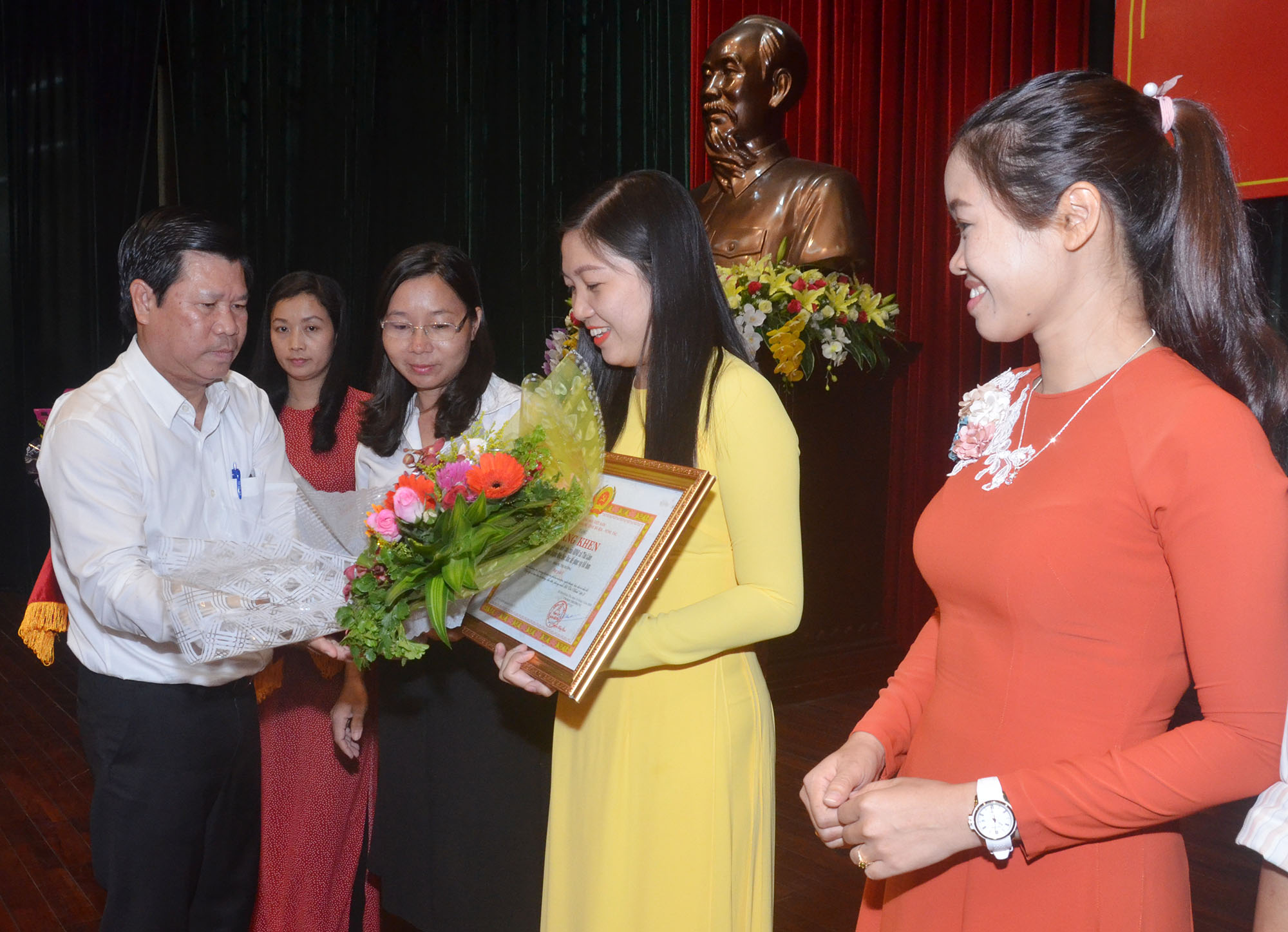 Ông Nguyễn Văn Xinh, Ủy viên Ban Thường vụ, Trưởng Ban Tuyên giáo Tỉnh ủy trao giải cho các tác giả đạt giải C Cuộc thi sáng tác, quảng bá các tác phẩm văn học - nghệ thuật, báo chí về chủ đề “Học tập và làm theo tư tưởng,  đạo đức, phong cách Hồ Chí Minh” tỉnh BR-VT, giai đoạn 2018-2020.  