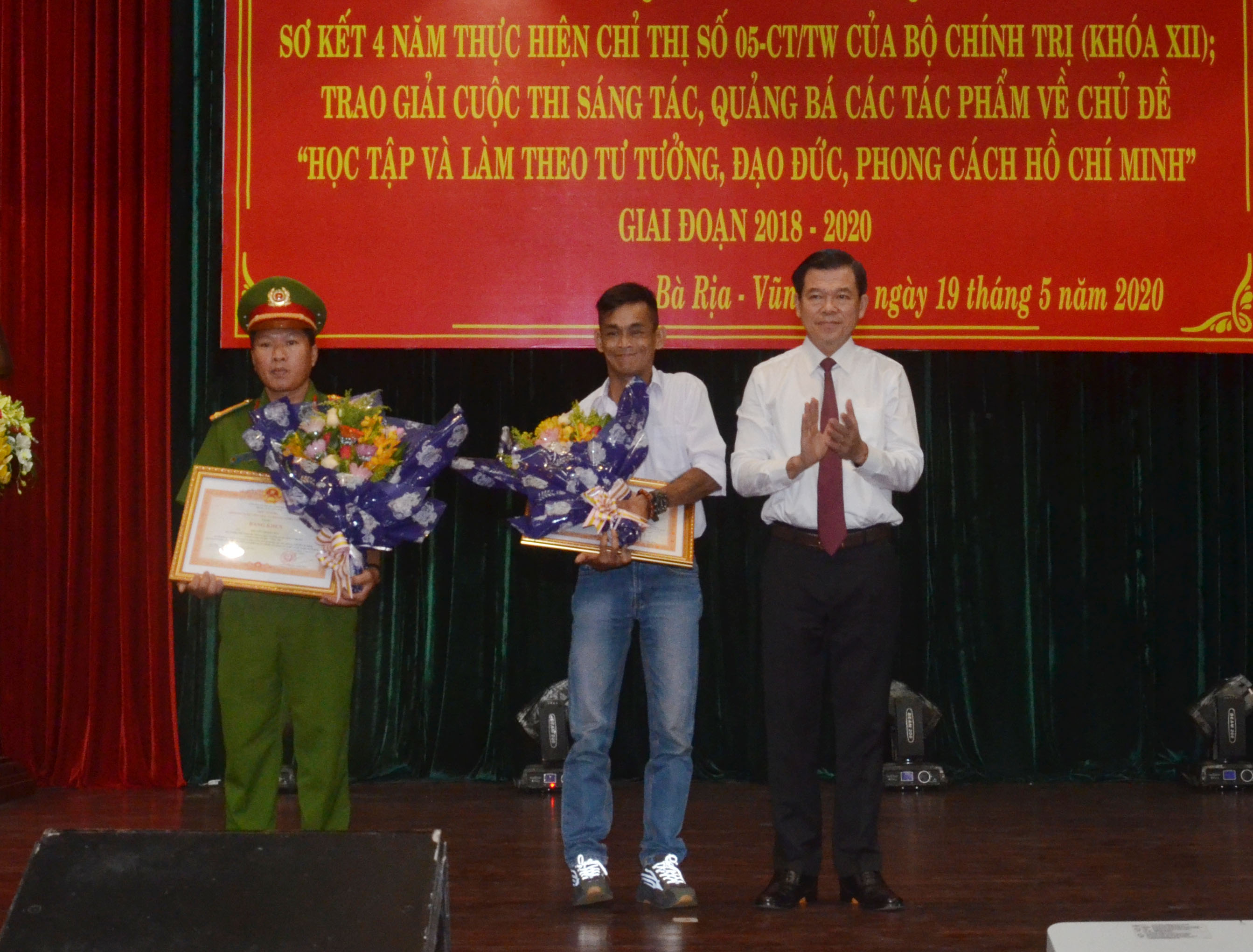 Ông Nguyễn Hồng Lĩnh, Ủy viên Trung ương Đảng, Bí thư Tỉnh ủy,  Chủ tịch HĐND tỉnh trao Bằng khen của Thủ tướng Chính phủ  cho 2 cá nhân điển hình tiêu biểu trong thực hiện Chỉ thị 05-CT/TW  gồm: Trung tá Nguyễn Trọng Quý (Đội trưởng Đội trinh sát,  Phòng Cảnh sát điều tra tội phạm về ma túy, Công an tỉnh) và ông  Bùi Vĩnh Gia, Chủ nhiệm CLB bóng đá Dream (huyện Xuyên Mộc). 