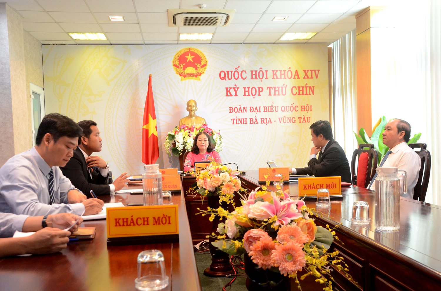 Bà Nguyễn Thị Yến, Phó Bí thư Thường trực Tỉnh ủy, Trưởng đoàn Đại biểu Quốc hội tỉnh cùng các thành viên đoàn Đại biểu Quốc hội tỉnh cùng các đại biểu tham dự tại điểm cầu tỉnh BR-VT.