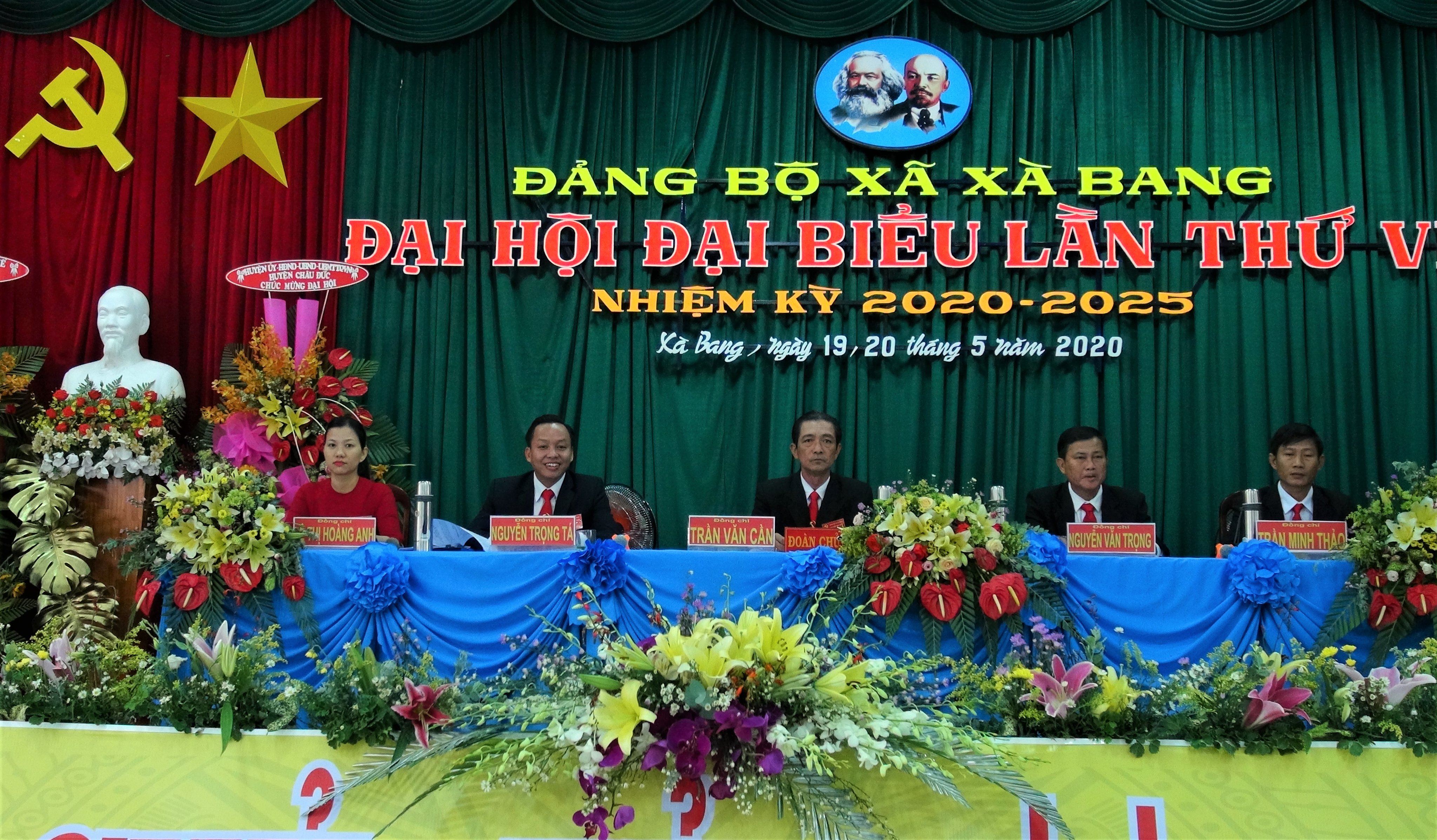Đoàn Chủ tịch Đại hội Đảng bộ xã Xà Bang lần thứ VI, nhiệm kỳ 2020-2025.