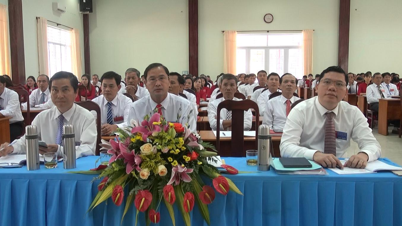 Ông Hoàng Nguyên Dinh (bên phải), Chủ tịch UBND huyện Châu Đức dự Đại hội.