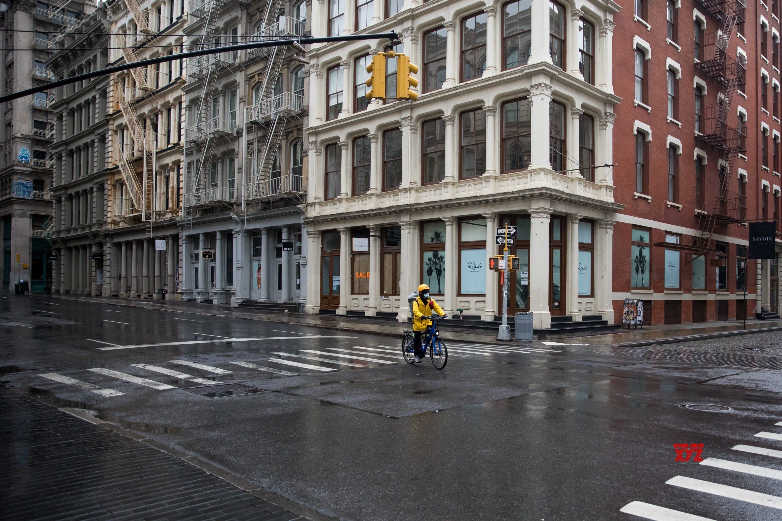 Các cửa hàng bán lẻ đóng cửa do dịch COVID-19 tại New York, Mỹ. 