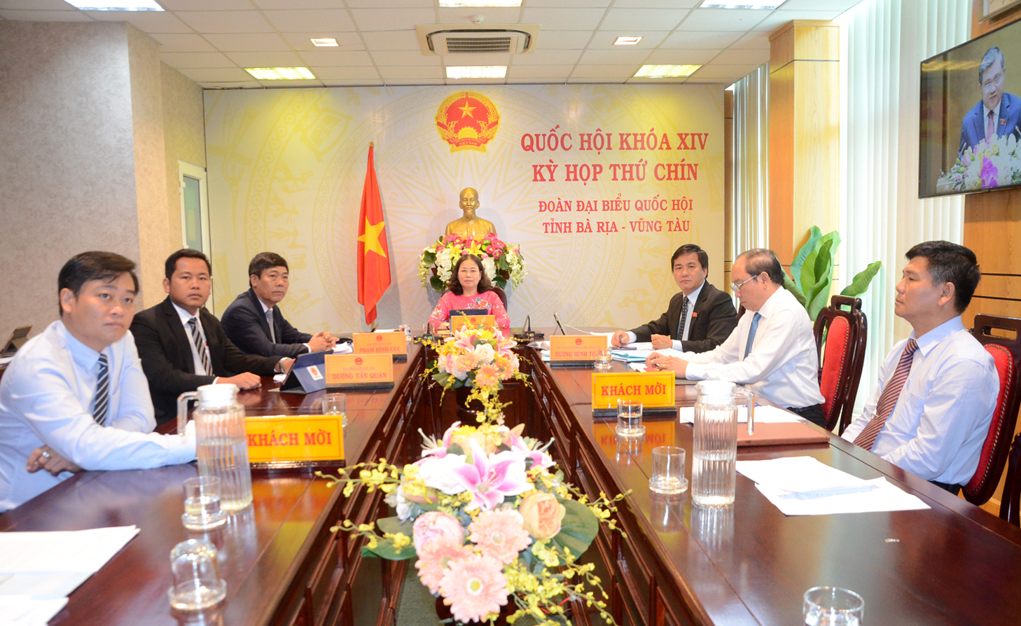 Bà Nguyễn Thị Yến, Phó Bí thư Thường trực Tỉnh ủy, Trưởng đoàn ĐBQH tỉnh cùng các thành viên Đoàn ĐBQH tỉnh tham dự Kỳ họp tại điểm cầu tỉnh BR-VT.