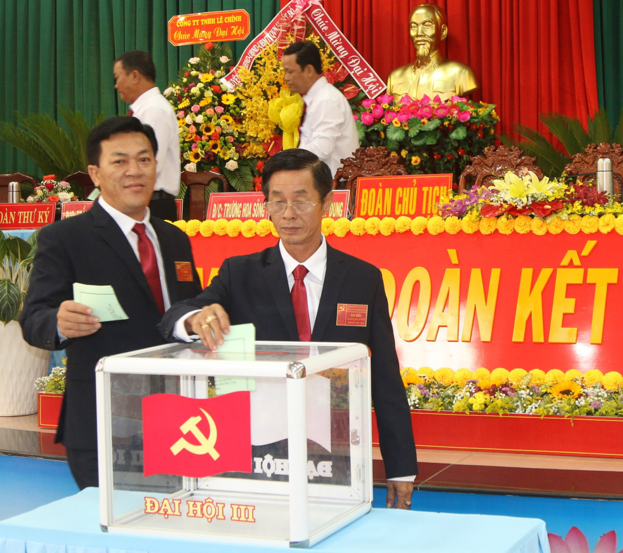 Các đại biểu bỏ phiếu bầu BCH Đảng bộ thị trấn lần thứ III, nhiệm kỳ 2020-2025. Ảnh: TUẤN VŨ