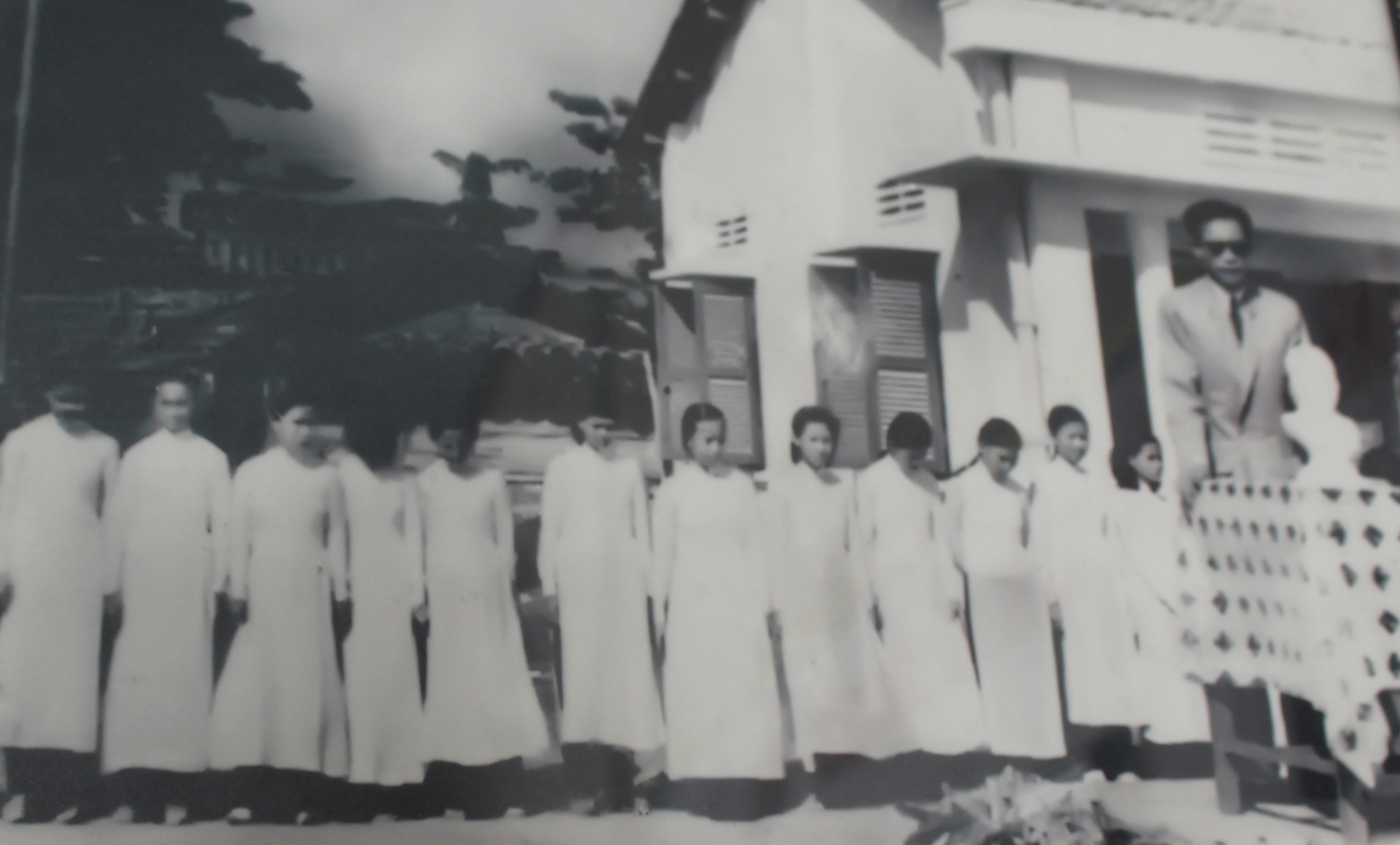 Thầy Nguyễn Thành Long, Hiệu trưởng đầu tiên của Trường Văn Lương (bìa phải) phát biểu tại một buổi lễ của trường. Ảnh tư liệu