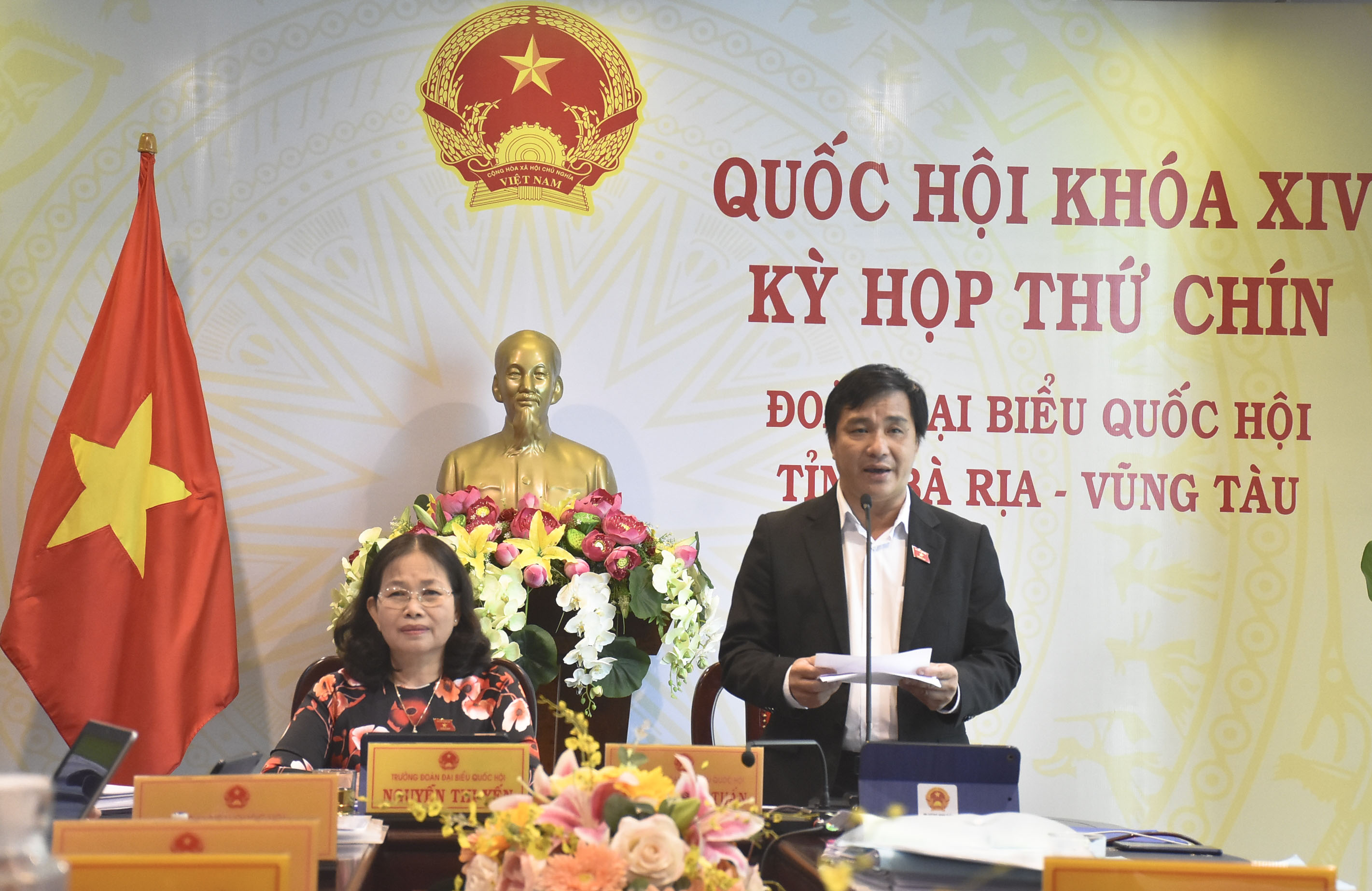 Đại biểu Dương Minh Tuấn, Phó Trưởng đoàn ĐBQH tỉnh phát biểu thảo luận về Dự án Luật Doanh nghiệp (sửa đổi).