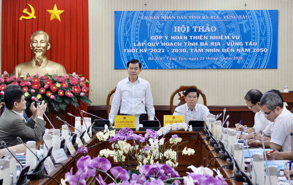 Ông Nguyễn Hồng Lĩnh, Ủy viên Trung ương Đảng, Bí thư Tỉnh ủy, Chủ tịch HĐND tỉnh phát biểu chỉ đạo tại Hội thảo.