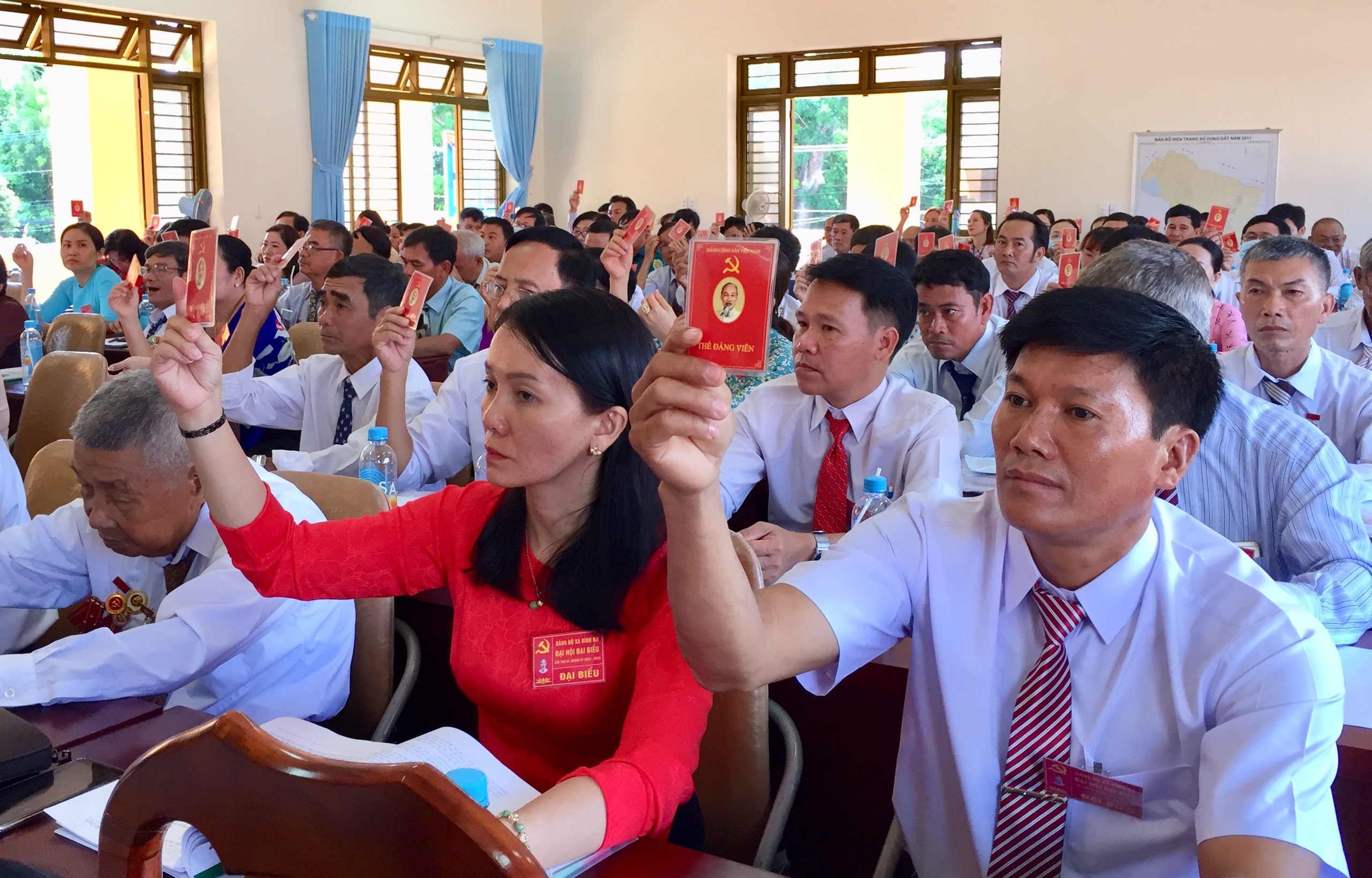 Ông Nguyễn Văn Việt, Phó Bí thư Thường trực Huyện uỷ Châu Đức tặng hoa chúc mừng đại hội