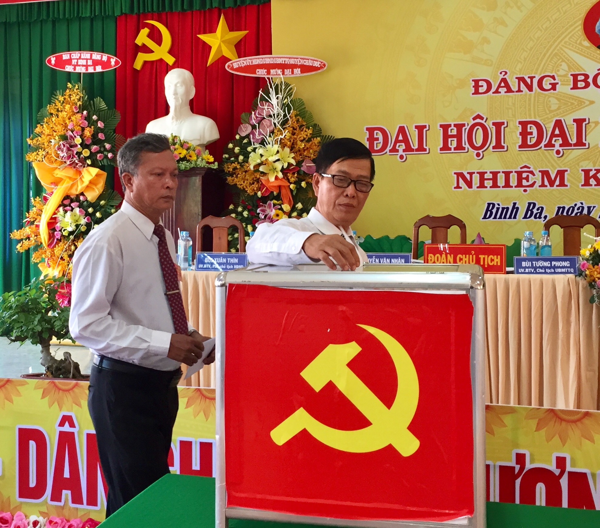 Ông Nguyễn Văn Việt, Phó Bí thư Thường trực Huyện uỷ Châu Đức tặng hoa chúc mừng đại hội
