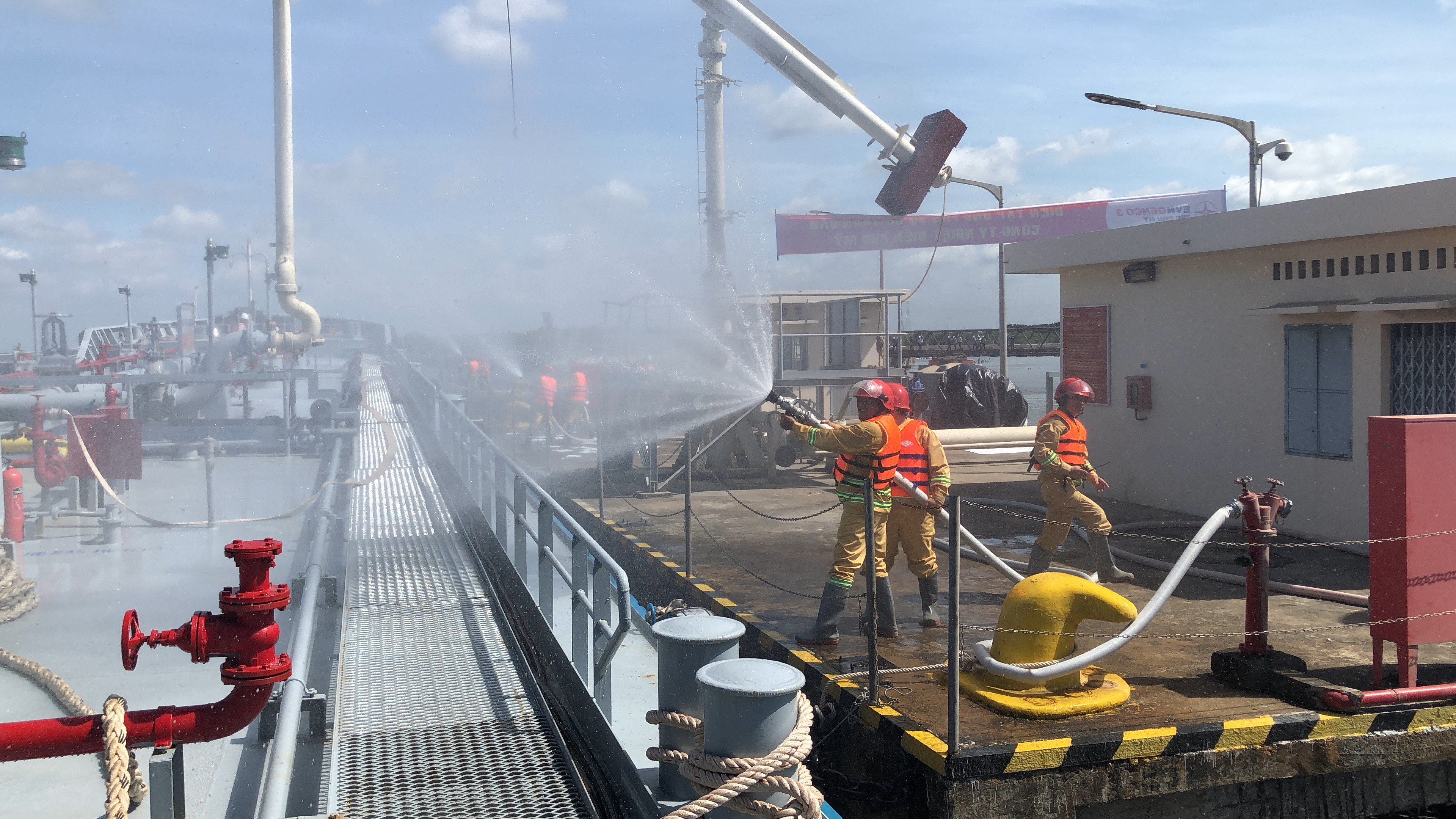Sáng 21/5, Công ty Nhiệt điện Phú Mỹ phối hợp cùng các đơn vị liên quan đã tổ chức diễn tập sự cố tràn dầu tại cảng PM2.1.