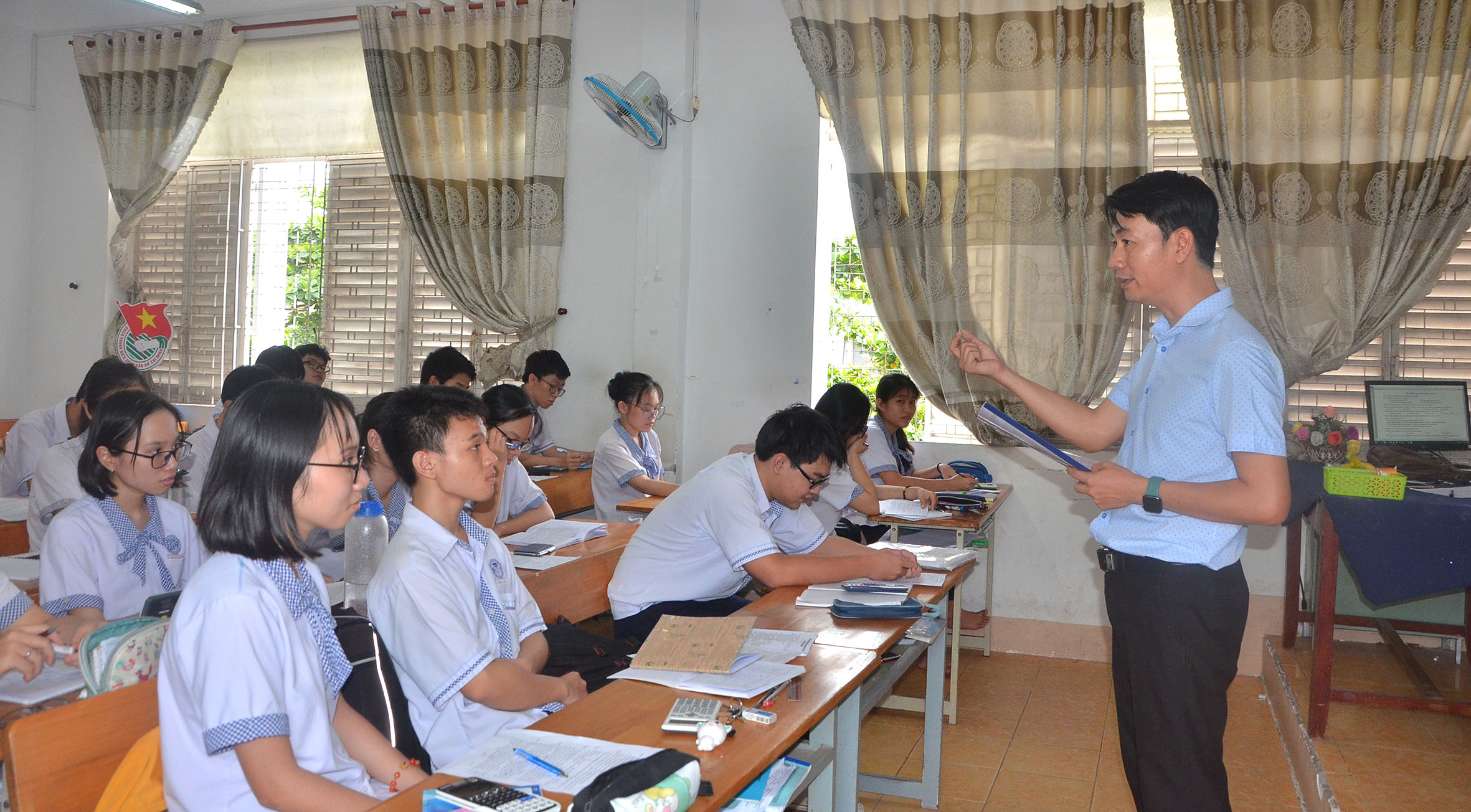 Thầy Trương Đăng Thái cùng các HS lớp 12A1 trong tiết Hóa học.