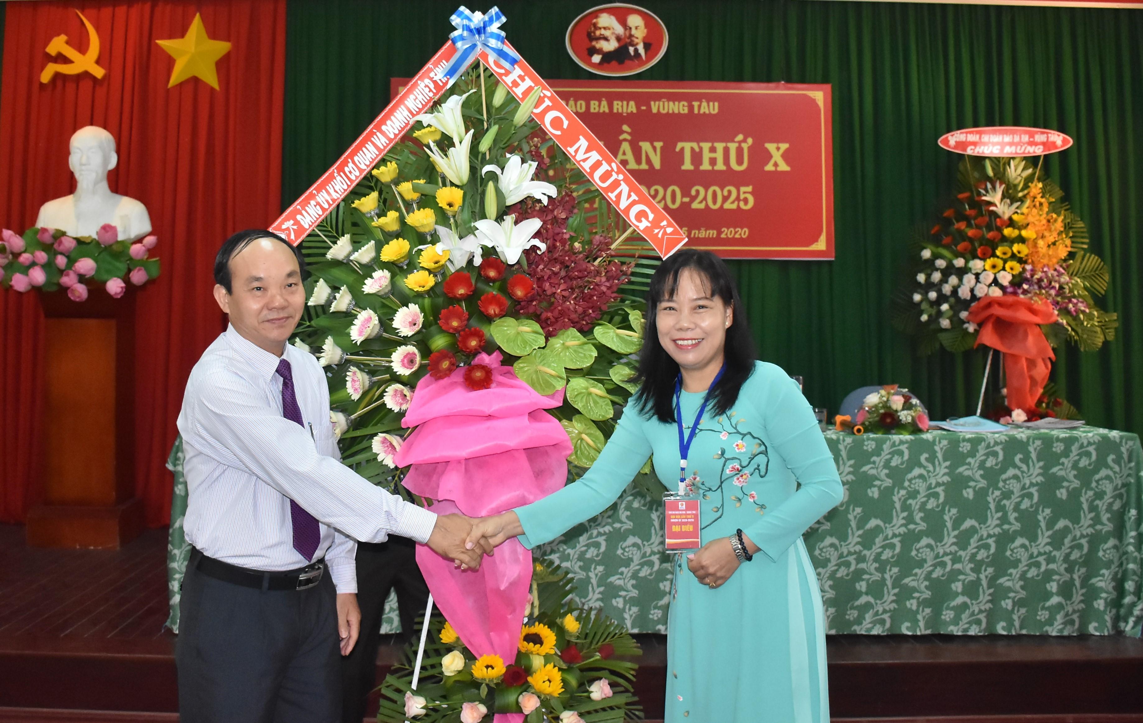 Bà Đỗ Nguyễn Hoàng Dung, Quyền Tổng Biên tập Báo BR-VT nhận lẳng hoa chúc mừng Đại hội do ông Chu Văn Tiến, Phó Bí thư Đảng ủy Khối Cơ quan và Doanh nghiệp tỉnh trao tặng.