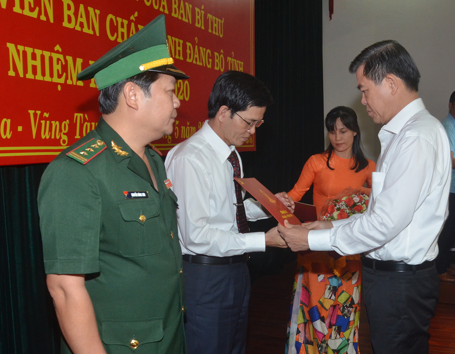Ông Nguyễn Hồng Lĩnh, Ủy viên Trung ương Đảng, Bí thư Tỉnh ủy, Chủ tịch HĐND tỉnh trao Quyết định của Ban Bí thư Trung ương Đảng về việc chỉ định làm Ủy viên BCH Đảng bộ tỉnh, nhiệm kỳ 2015-2020 cho ông Dương Trọng Hiếu.
